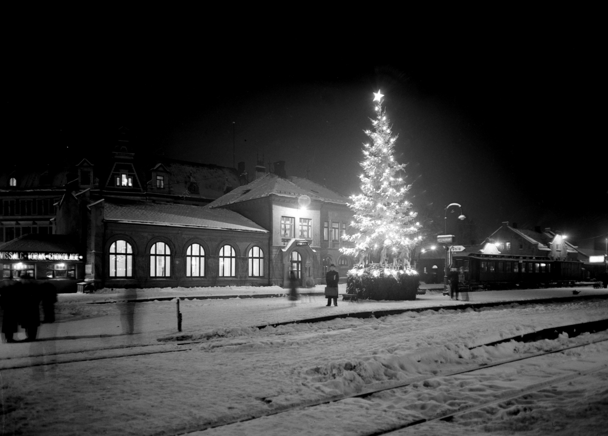 Hamar stasjon, juletre på perrongen