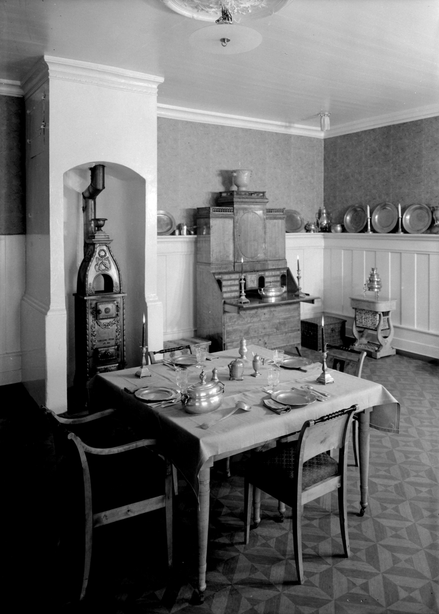 Vang H, Vidarshov gård, hovedbygningen, foto for ukebladet Urd, interiør spisestuen med empiremøbler i bjørk,