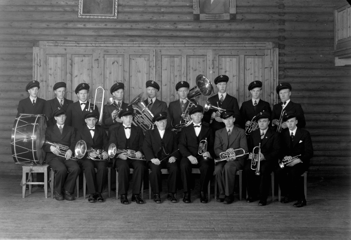 Stavsjø Musikkforening med instrumenter.