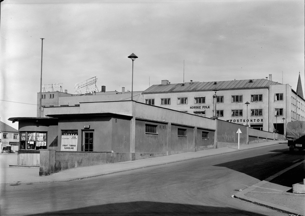 Hamar, Østre Torg, rutebilstasjonenen, rutebiltaket, posthusgården i Grønnegata, kiosk, K. G. Mattson Frukt Tobakk Sjokolade, KNA Turistkontor,