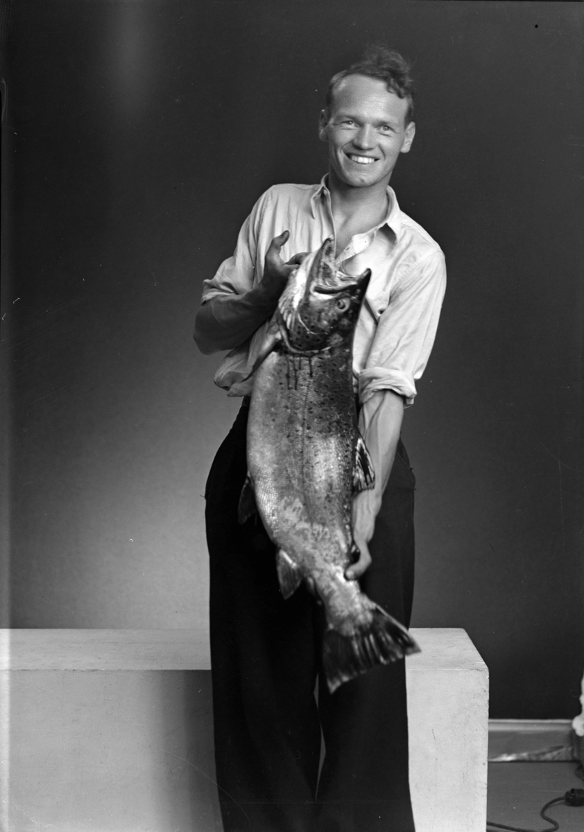 Hamar, Bjarne Dahlsveen, mjøsfisker med stor mjøsørret,