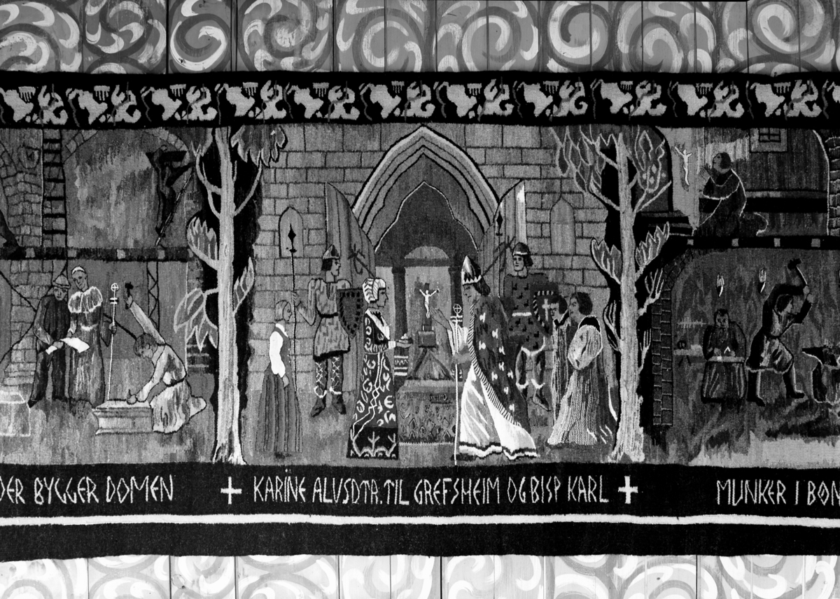 Hamar, Domkirkeodden, Bolstadbygningen, Laura Larsens veggteppe: Hamarkaupangen, henger i dag i dr. Riises villa i Storhamargata 128,