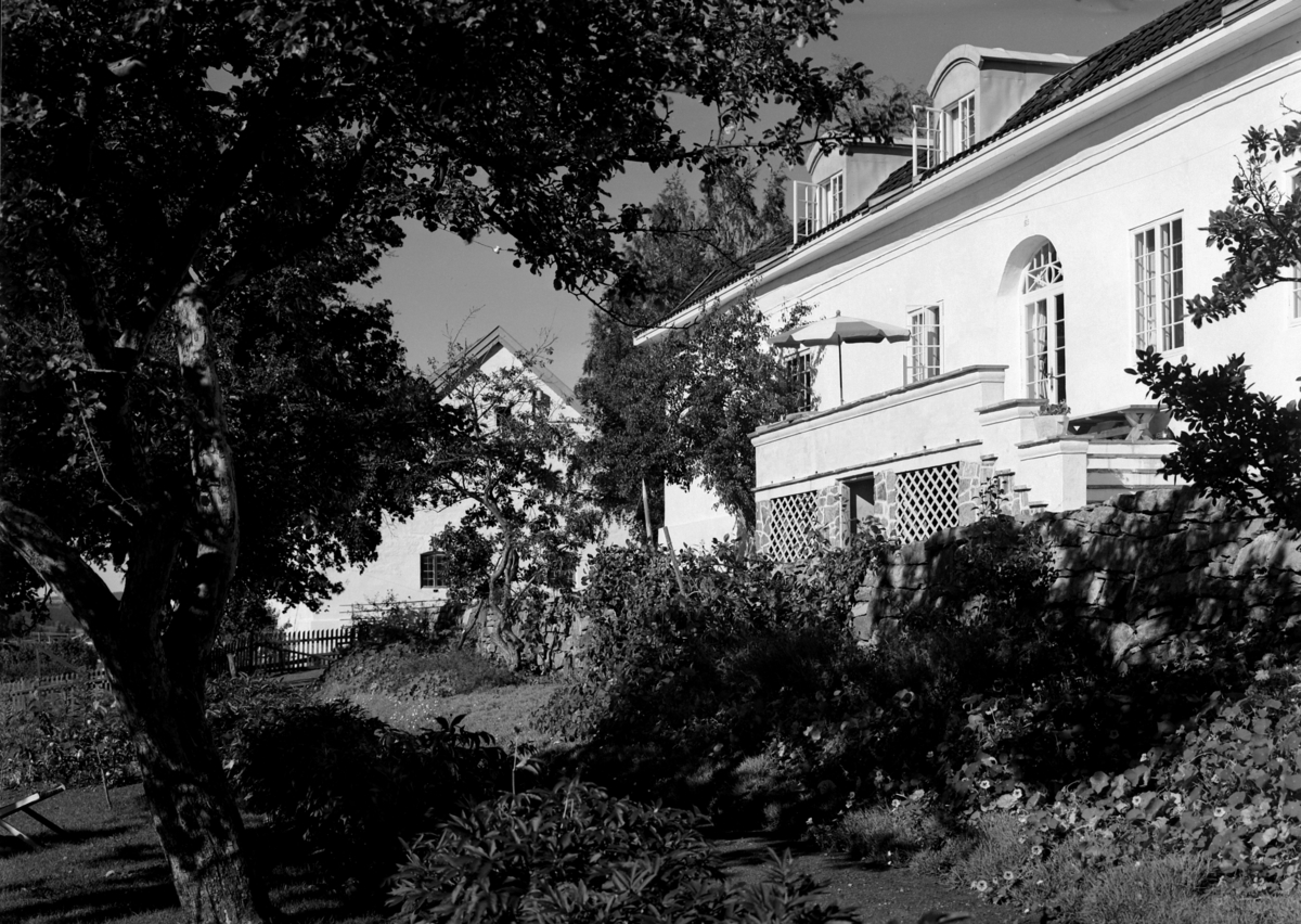 Sørfløyen på den nye hovedbygningen på Hovinsholm, Helgøya. Stallen i bakgrunnen.
