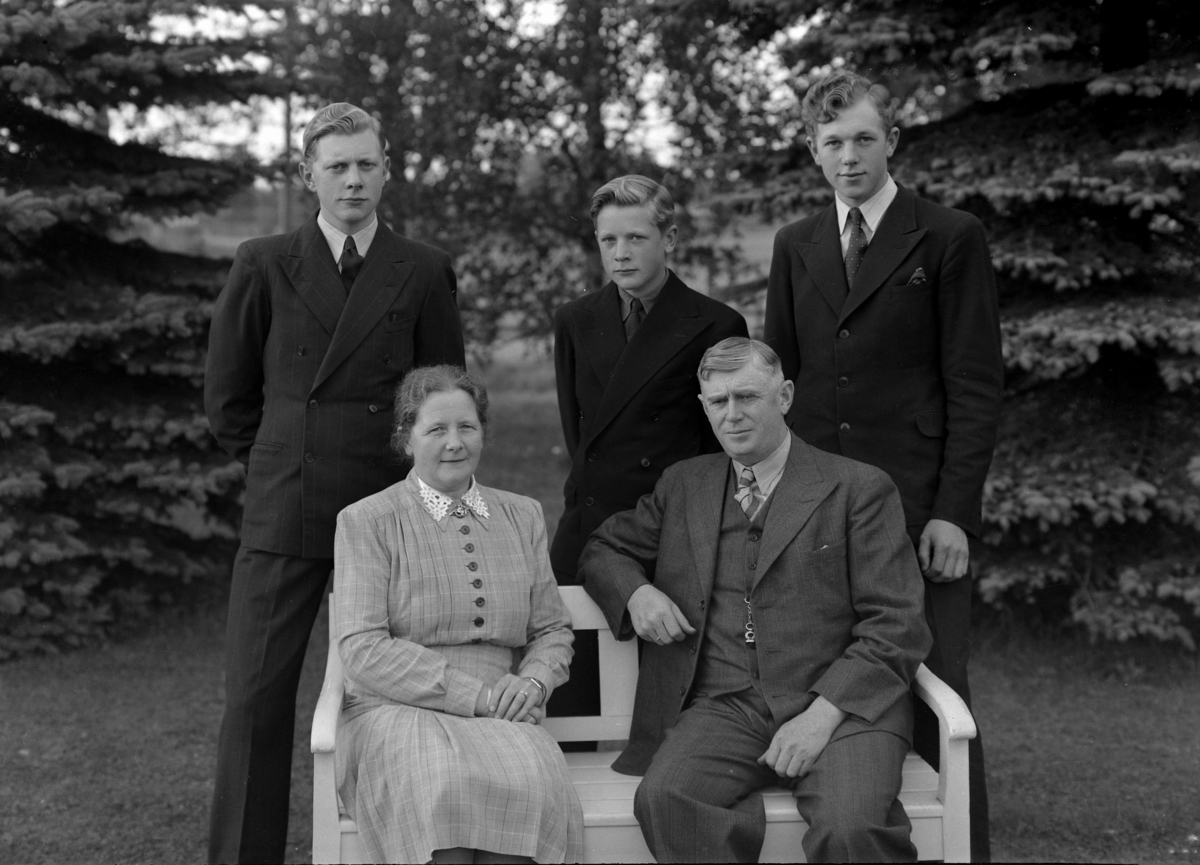 Stange, Vevla gård, familiegruppe, gårdbruker Simen Ilseng (1892-) og Signe Ilseng (1895-) født Lundby, barna: Jon Ilseng (1920-), Even Ilseng (1921-) og Knut Ilseng (1928-)