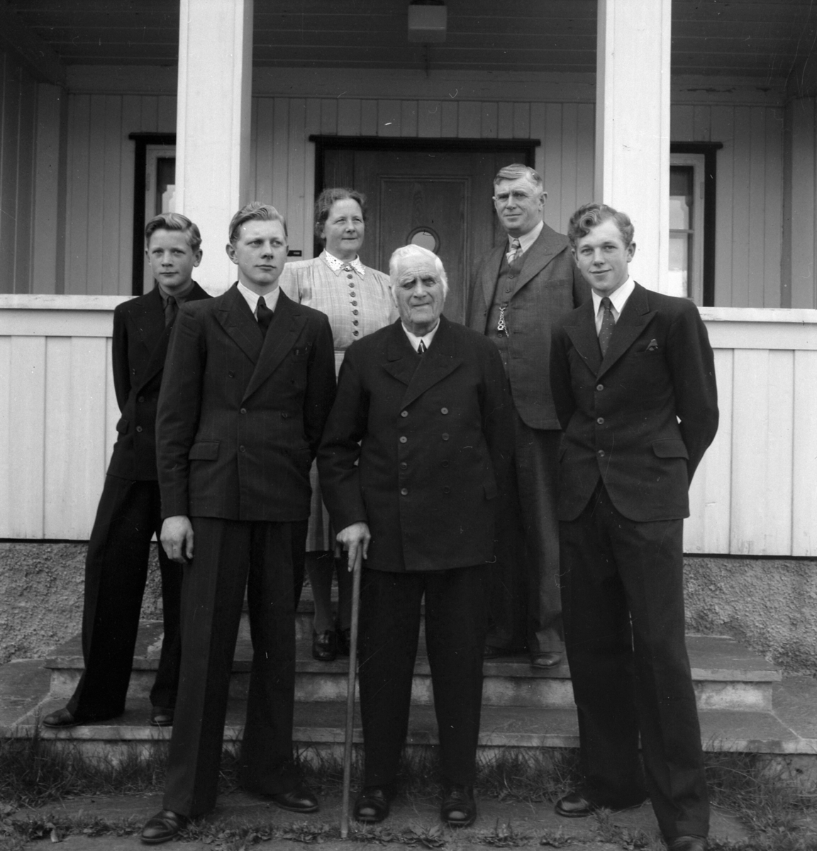 Stange, Vevla gård, familiegruppe, gårdbruker Simen Ilseng (1892-) og Signe Ilseng (1895-) født Lundby, barna: Jon Ilseng (1920-), Even Ilseng (1921-) og Knut Ilseng (1928-) ukjent i midten,