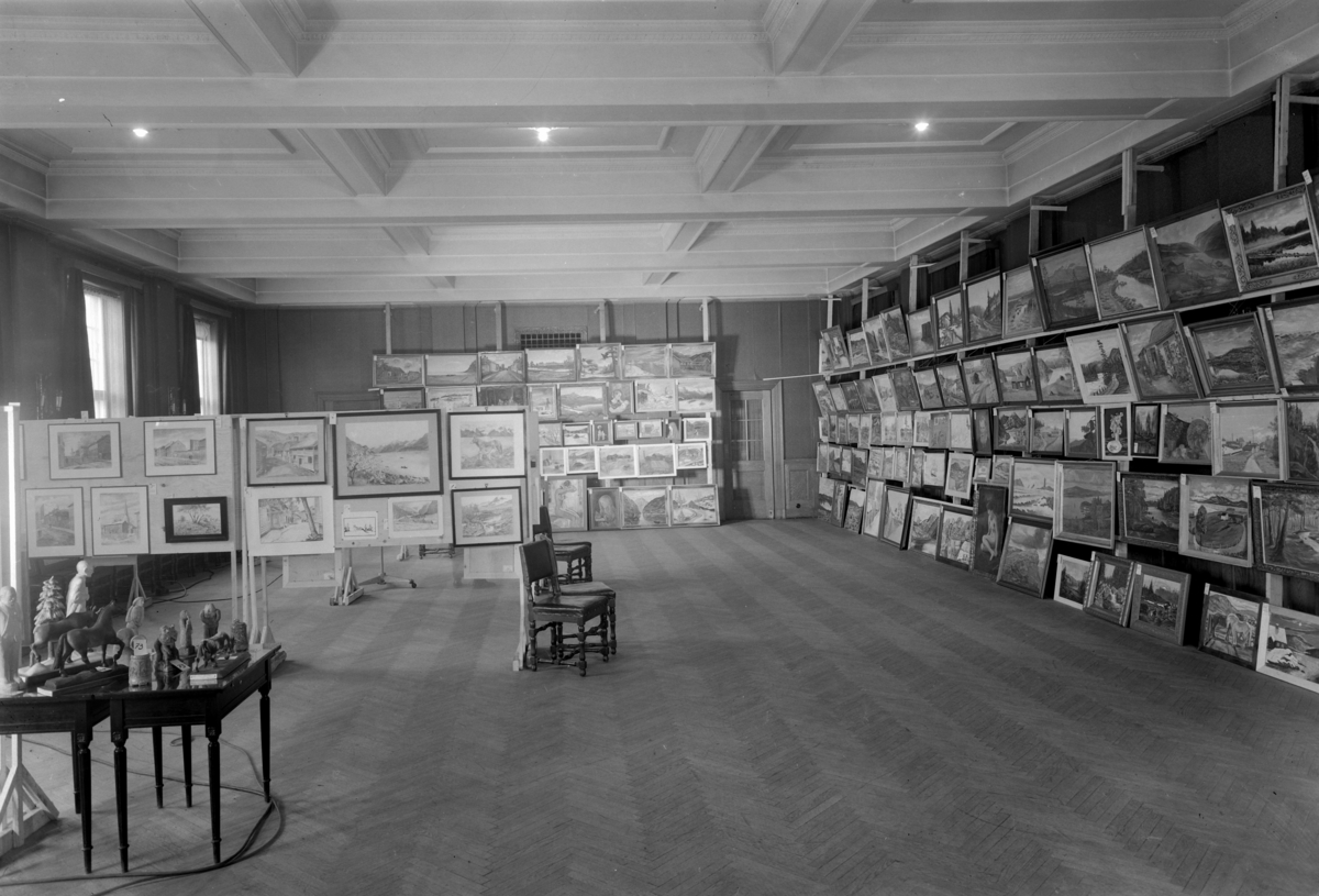 Malerier. Vårutstilling i Festiviteten på Hamar arrangert av avisa Hedemarkingen. Det ble innlevert nærmere 500 arbeider både fra profesjonelle og amatører og alle fikk være med. I følge avisa selv var det 3700 mennesker innom og besøkte utstillinga. 