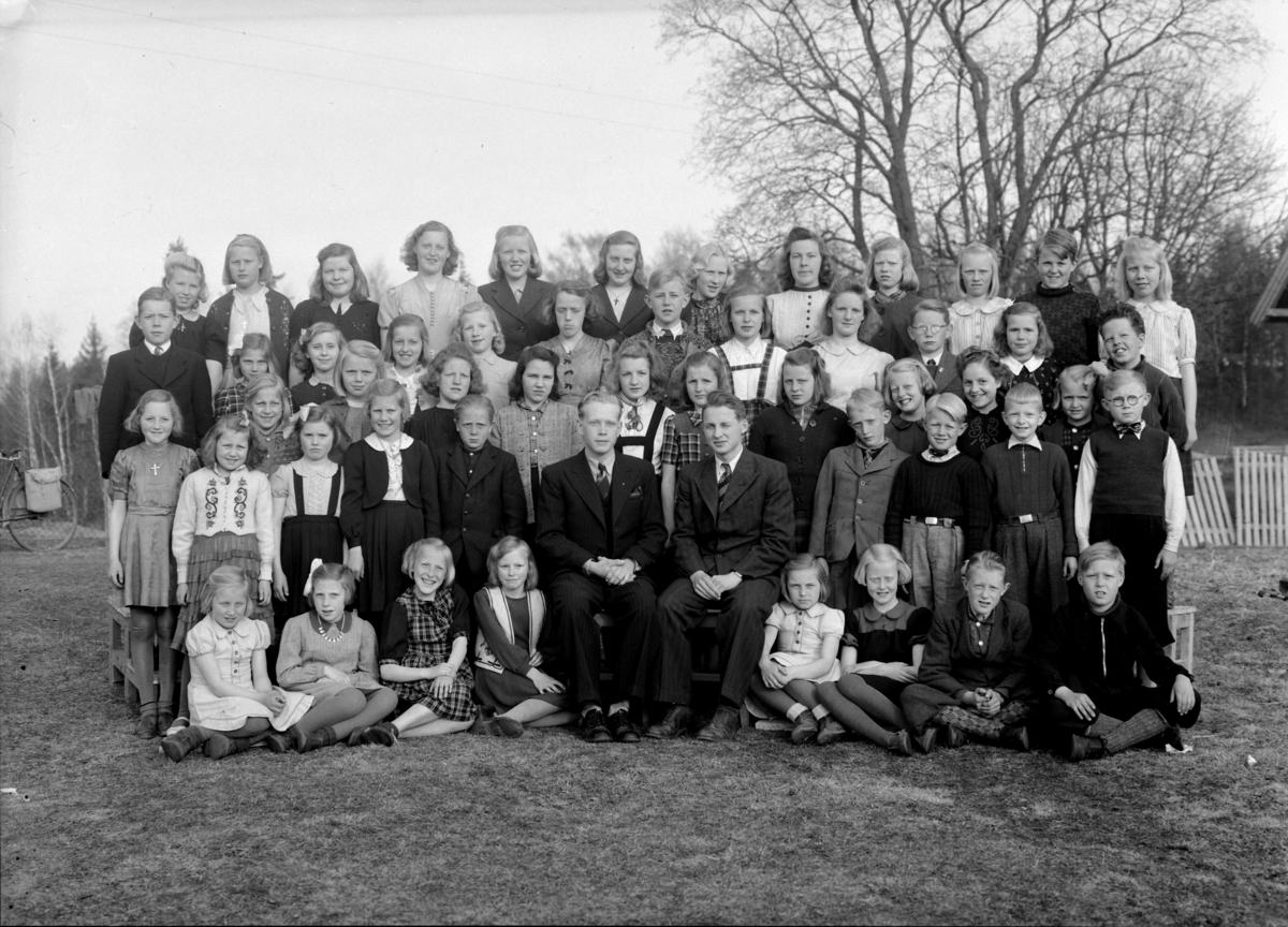 Solvang Barnekor "Solglimt". 
 1. Rekke, Liv Gulbrandsen, Bjørg Nordseng, Åsne Kohmann, Ingrid Berg, Anne Gulbrandsen, Greta Olsen, Finn Granheim, Bjørn Aspeli, 
 2. Rekke, Asta Wang (Stenberg), Hildur Roshol, Ruth Stensbakk, Bjørn Wang, Dirigenter, Hans Fredrik Pedersen Og Erling Schau, Arthur Kohmann, Ole Stensbakk, Odd Skjønsberg, Erling Hansen, 
 3. Rekke, Marit Trønnes, Randi Jensen, Lillemor Refsnes, Ruth Hansen, Synøve Nilsen, Målfrid Kristiansen, Kari Olafsen, Grethe Wang, Marit Olsen, Jorund Olsen, Bjørg Martinsen, Jarle Johansen. 
 4. Rekke, Viktor Andersen, Grete Ophus, Aud Stensby, Liv Hansen, Rigmor Skjønsberg, Borghild Pettersen, Egil Johansen, Ingrid Grønland, Edel Hansen, Rolf Andreassen, Astrid Simensen, Jarle Johansen, 
 5. Rekke, Margrete Olsen, Jorun Bråten, Karen Johansen, Ragnhild Berg, Olga Refsnes, Inger Johanne (Lita) Hagen, Turid Kohmann, Åse Larsen, Gudrun Hagen, Astrid Johansen, Odd Johan Sanderud, Asta Østli.