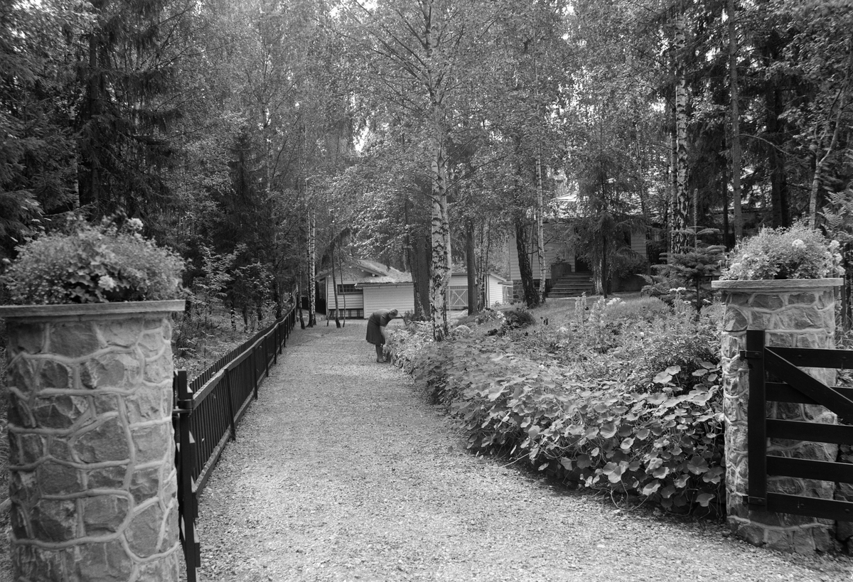 "Villa Bjørnerud" Øverkvernveien 14, Brumunddal. Port, innkjøring til eiendommen. Boligen ble tegnet av arkitekt Rolf Prag, Hamar 1934 til Leif Bjørnerud som eide Brumunddal frørenseri. Funkis, funksjonalisme, arkitektur. 
Foto fra 1944. 