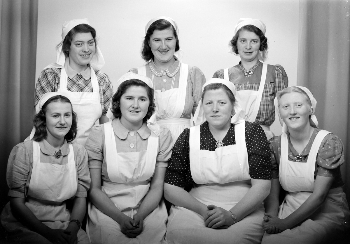 Hamar, Storhamargata 74, Døves Vel, yrkesskole for døve fra 1928 til 1970, gruppe elever og lærere i 1944, Nr. to fra høyre er bestyrerinne Sigrid Røssum. Røssum ble ansatt i 1937 og arbeidet her i over 30 år,