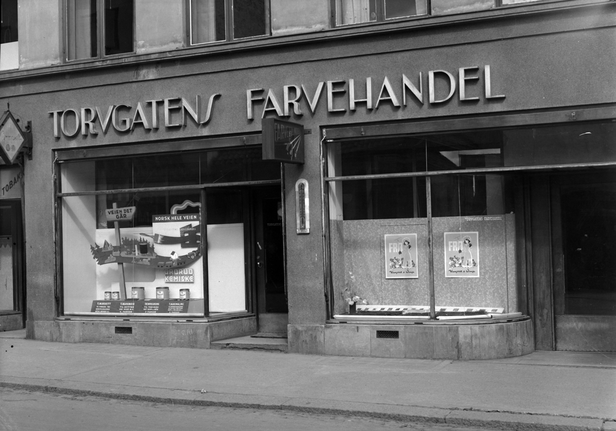 Hamar, Torggata 41, M. Steen bygget på Østre Torg, Torvgatens Farvehandel, drevet av Reidar Joner og Harald Wien, utstillingsvindu,