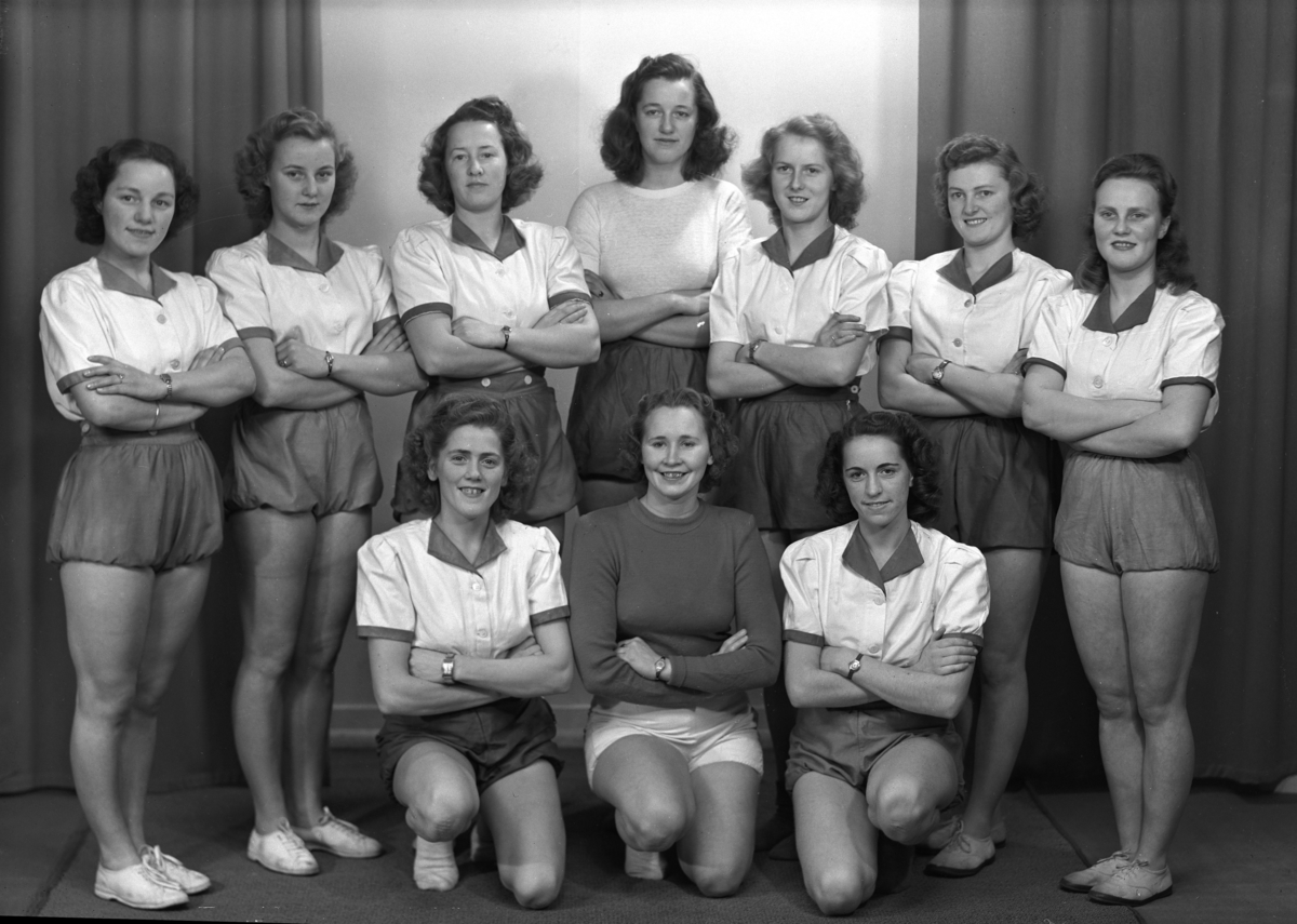 Hamar, Hamkam, Hamarkameratenes damelag i håndball, kretsmestre 1947, foran fra venstre: Nora Sigstad, Anna Jacobsen, Inger Stensrud. bak fra venstre: Karen Winqiust, Ruth Olsen, Gerd Tangen, Lillian Grønstad, Asta Gulbrandsen, Margrethe Finstad, Else Brovold,