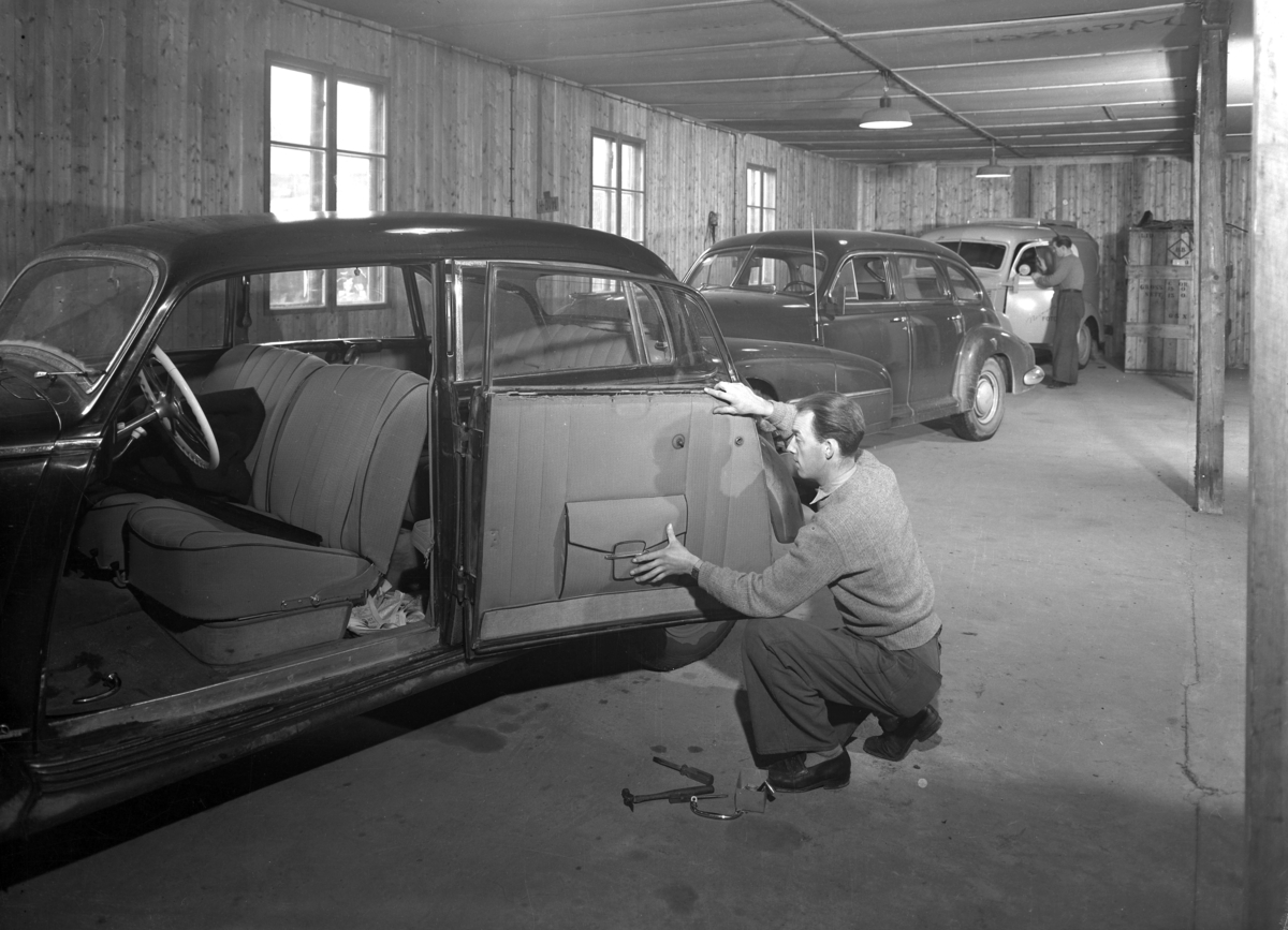 Hamar, Grønnegata 94, O. Kirkebye & Sønner A/S, interiør garveri og lærfabrikk, salmaker i arbeid med en bildør nærmest: Mercedes-Benz 230 førkrigsmodell