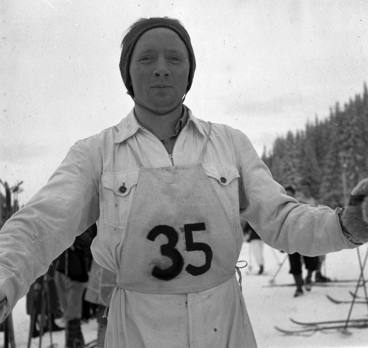 Norgesmesterskap på ski, langrenn på Høsbjør i Furnes 1949. Skisport. Vinteridrett. Startnummer 35, ukjent langrennsløper. 