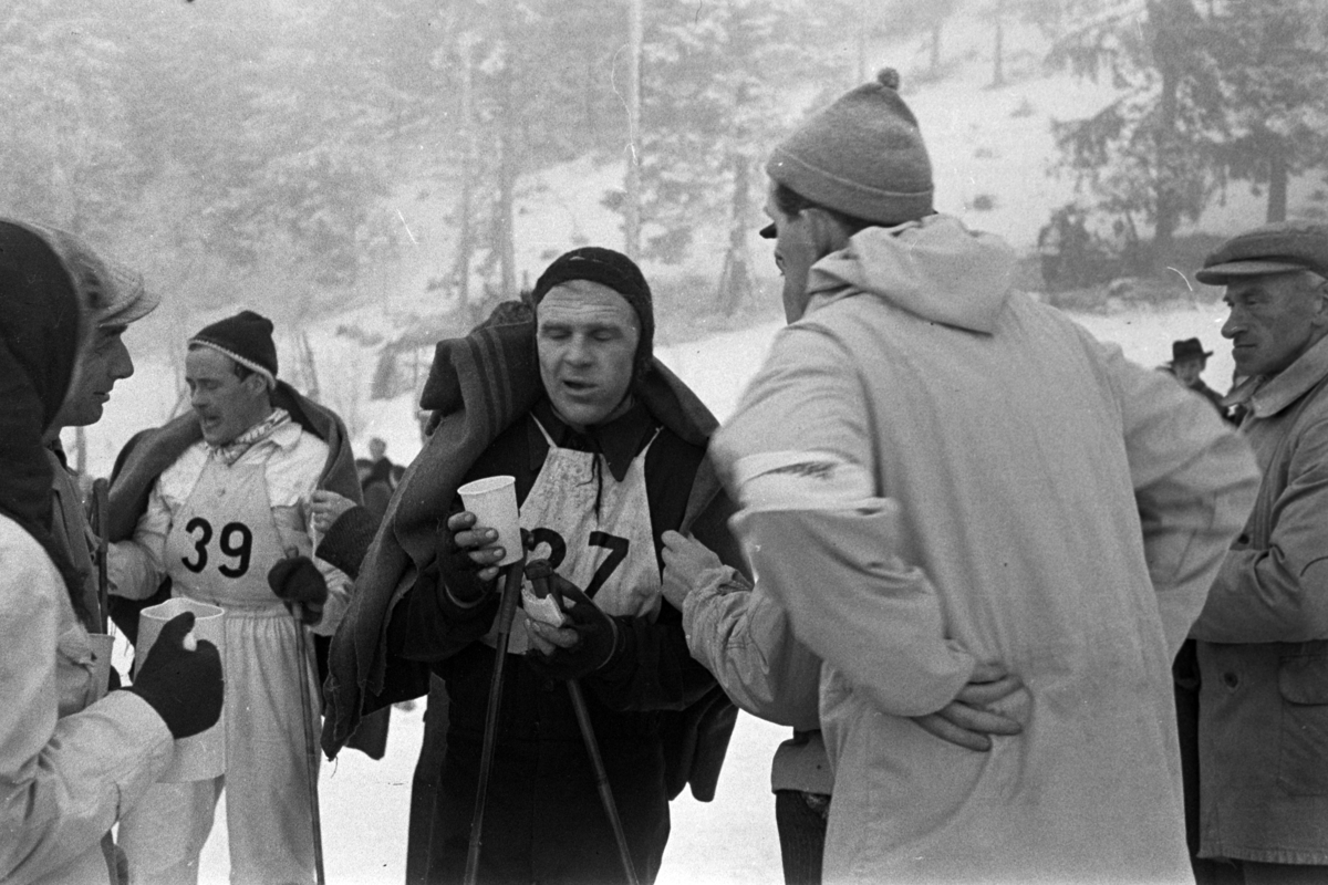 Norgesmesterskap på ski, langrenn på Høsbjør i Furnes 1949. Skisport. Vinteridrett. Ukjente langrennsløpere etter målpassering. 
