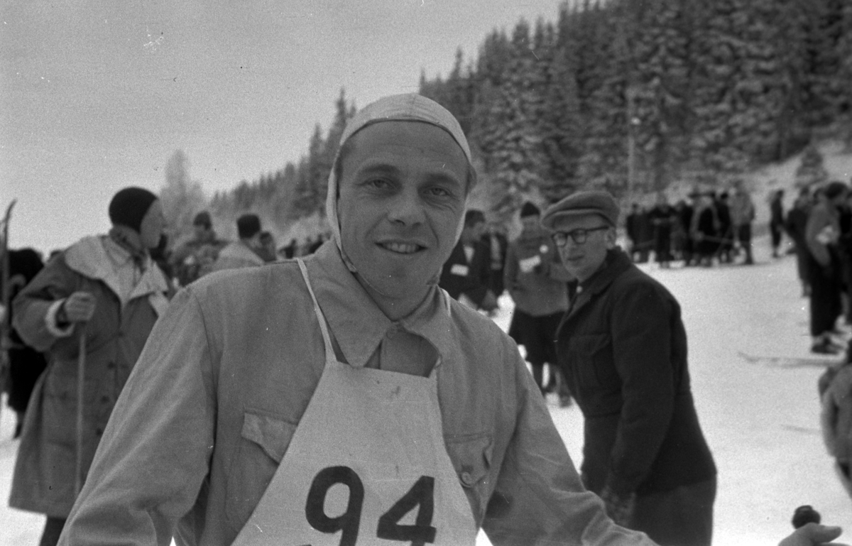 NM. Norgesmesterskap på ski, langrenn på Høsbjør i Furnes 1949. Skisport. Vinteridrett. Ukjent langrennsløper. 