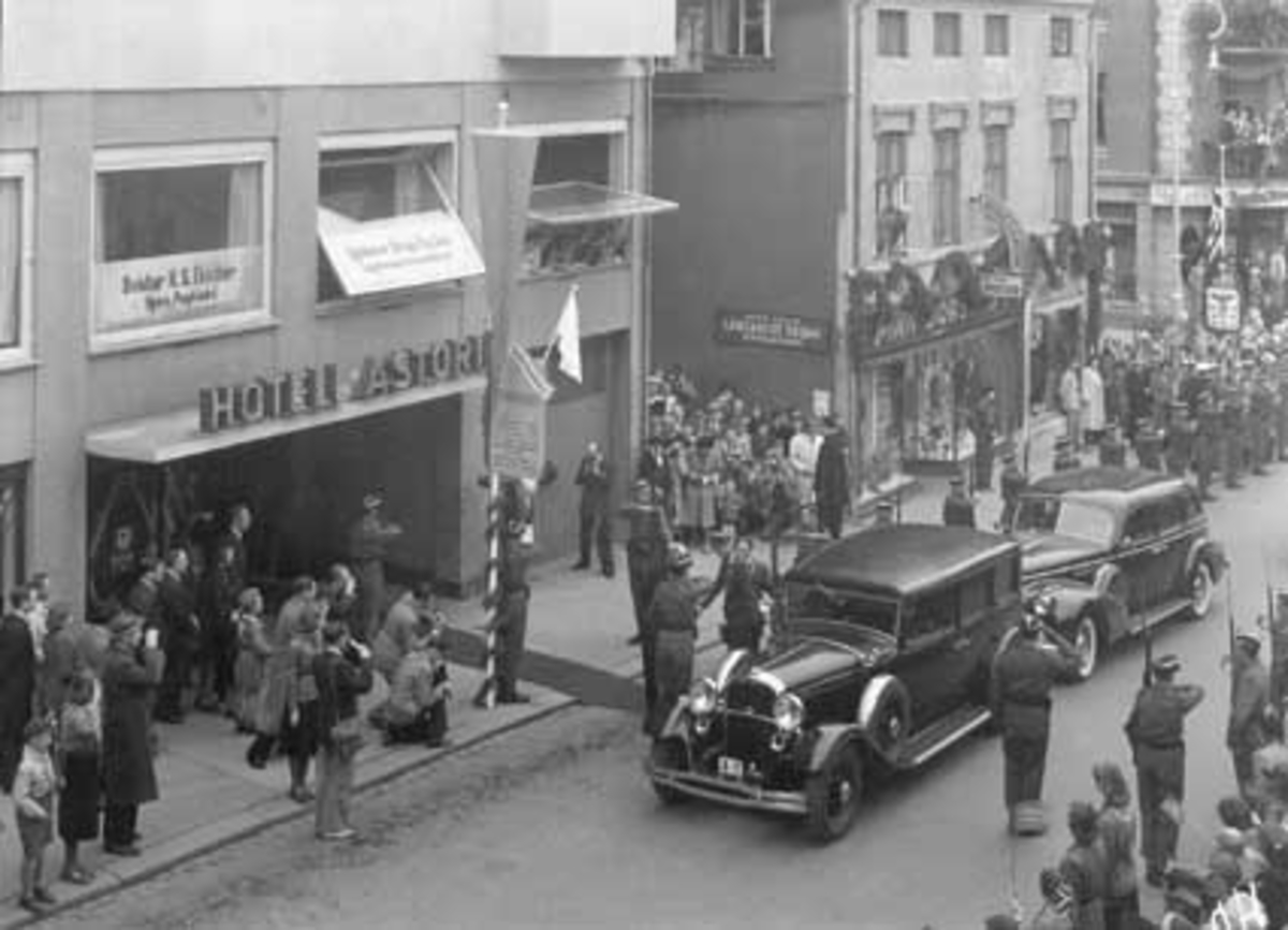 Hamar by 100 år og 900 år, byjubileum 1949, tilskuere i Torggata venter på kongefamilen som skal mottas til lunsj på Astoria Hotell, kongens bil Lincoln A-1 og kronprinsparets Buick C-1,