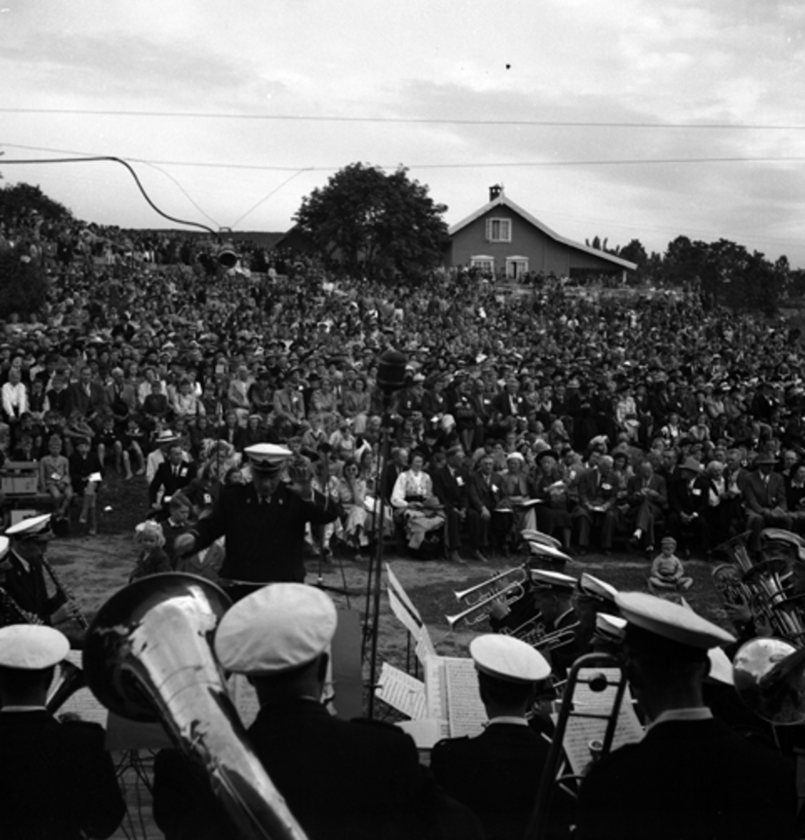 Hamar by 100 år og 900 år, byjubileum 1949, Domkirkeodden, Utflytterstevnet, Hamar orkesterforening ved dirigent Einar Schøyen, Utflytterstevnet var en markering av emigrasjonen til oversjøiske land, folkefest med publikum,