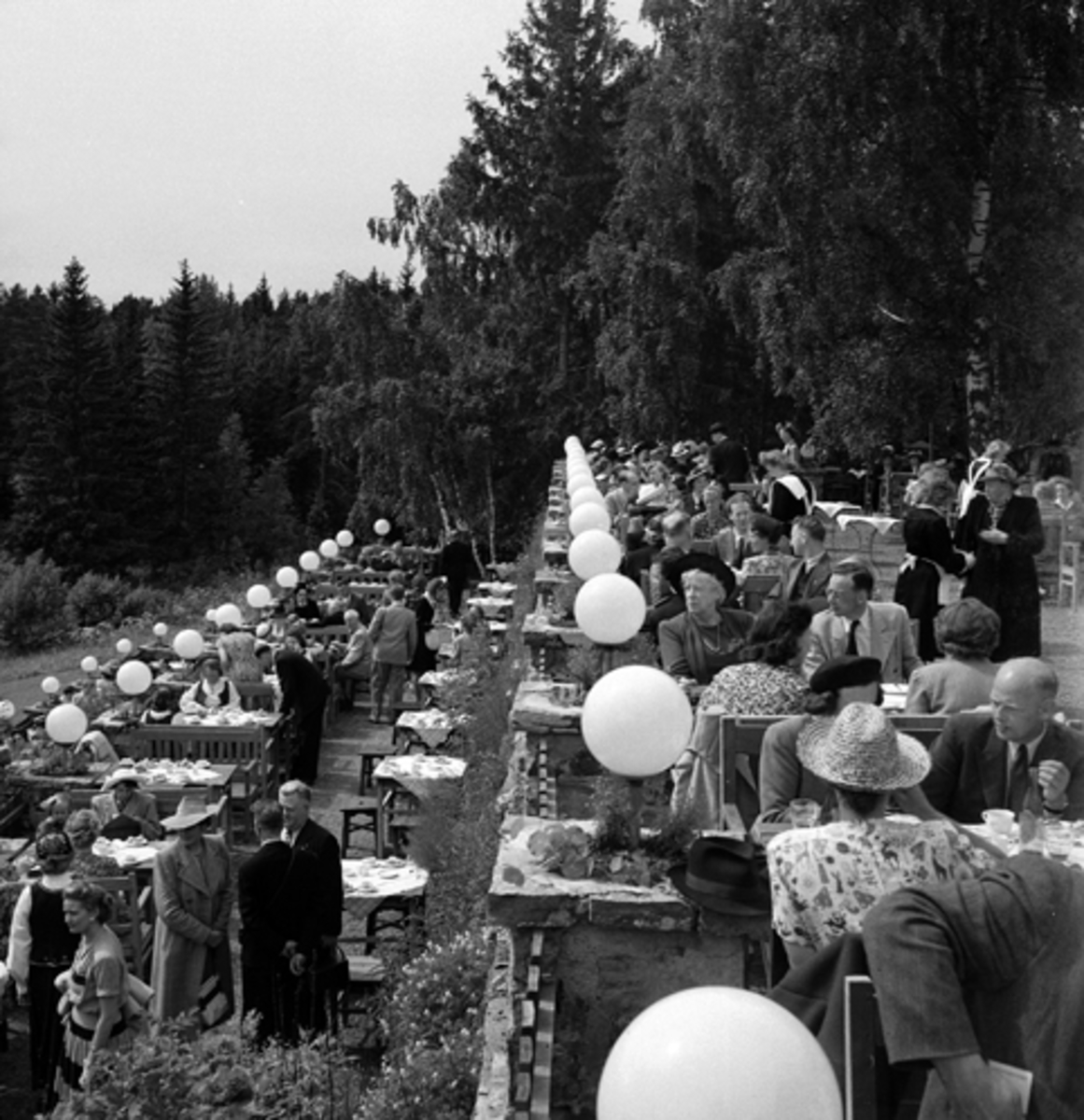 Hamar by 100 år og 900 år, byjubileum 1949, Utflytterstevnet, etter gudstjeneste i Domkirken var det kirkekaffe på Hedmarktoppen friluftskafeteria,