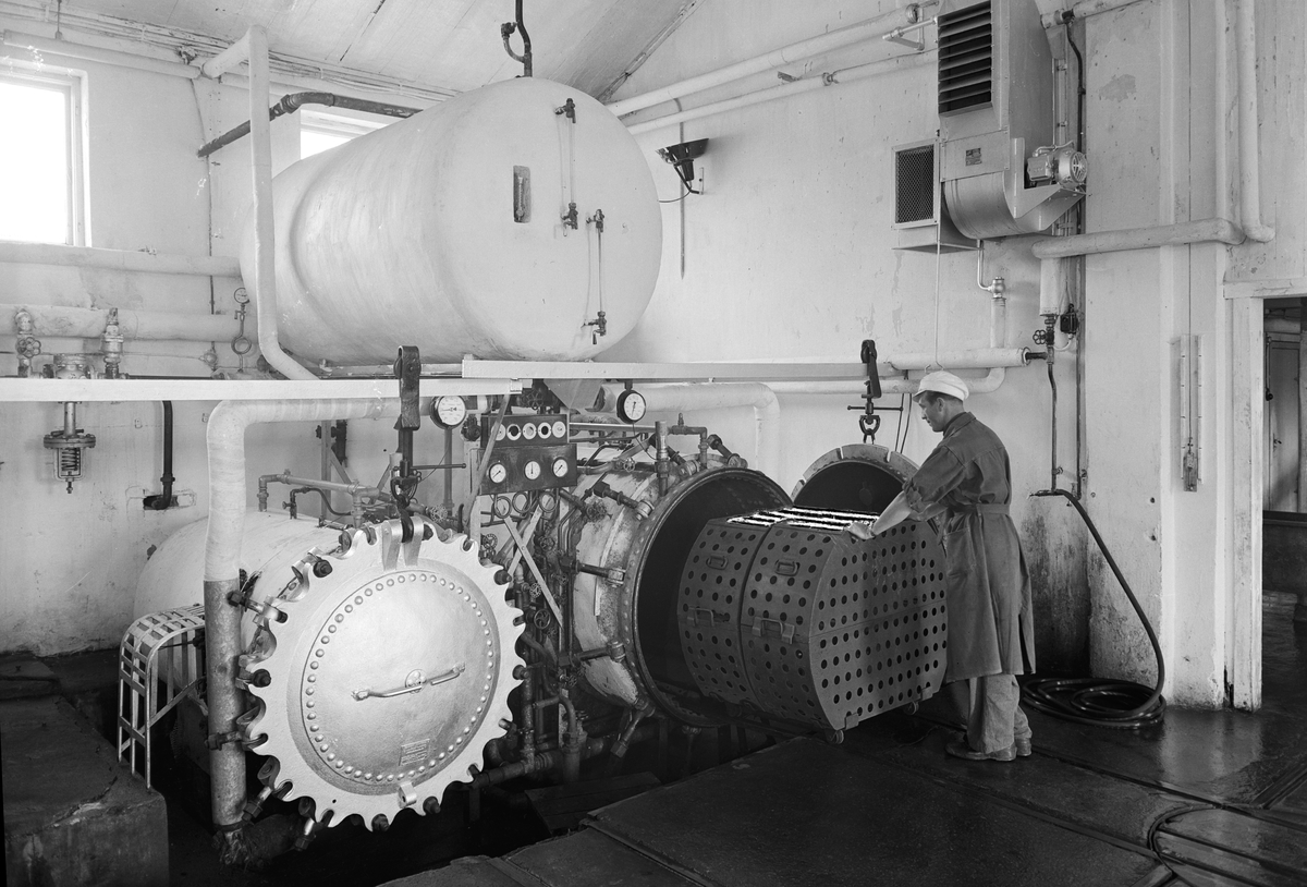 Oplandske Konservesfabrikk i Brumunddal, interiør, produksjonslokaler, ukjent arbeider.. Foto Normann 27. 07. 1949. 