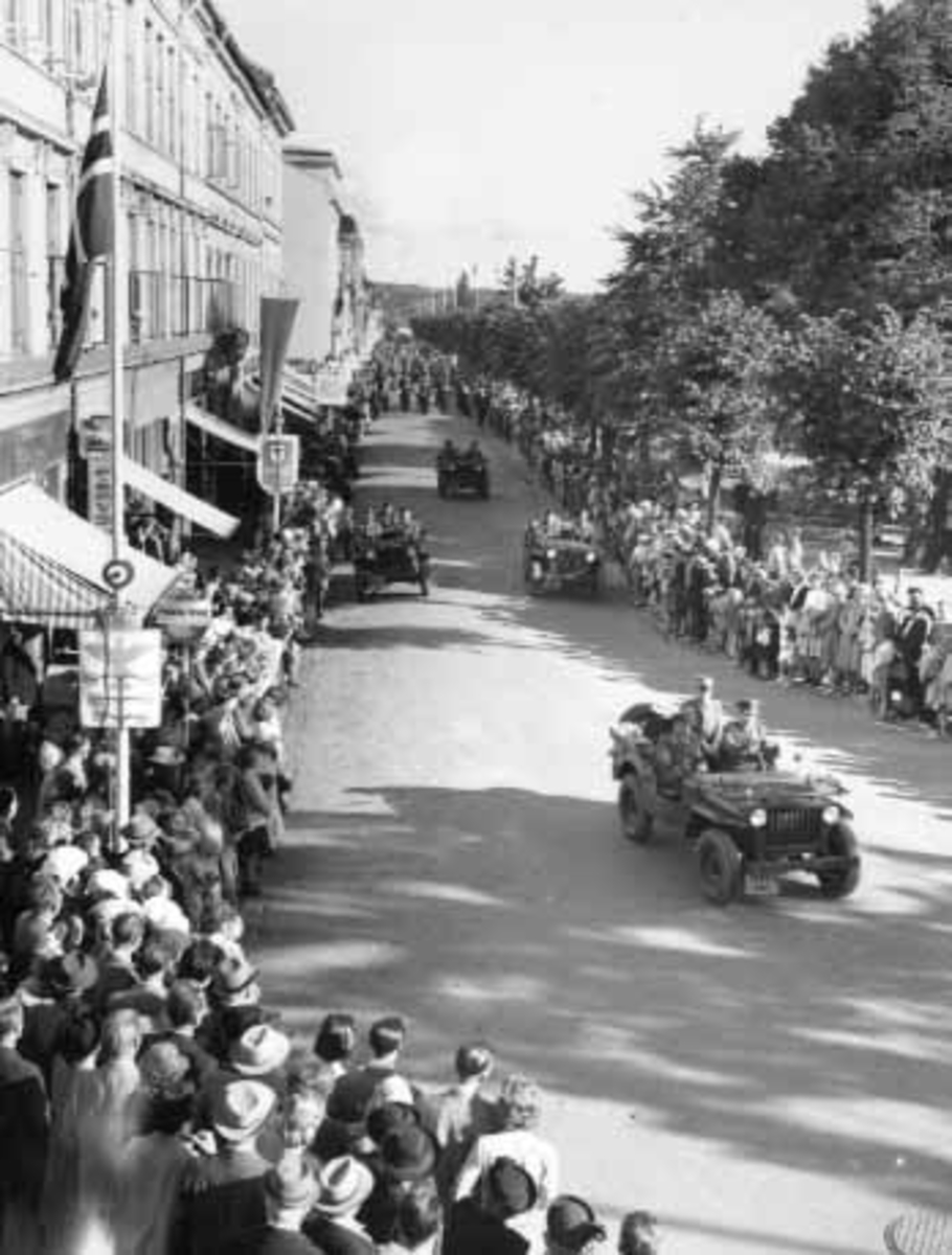 Hamar, Stortorget, Hamar 100 år og 900 år, byjubileum 1949, Hamar kommune, Hamardagen 1949, avslutning på byjubileet med militær parade i Strandgata,