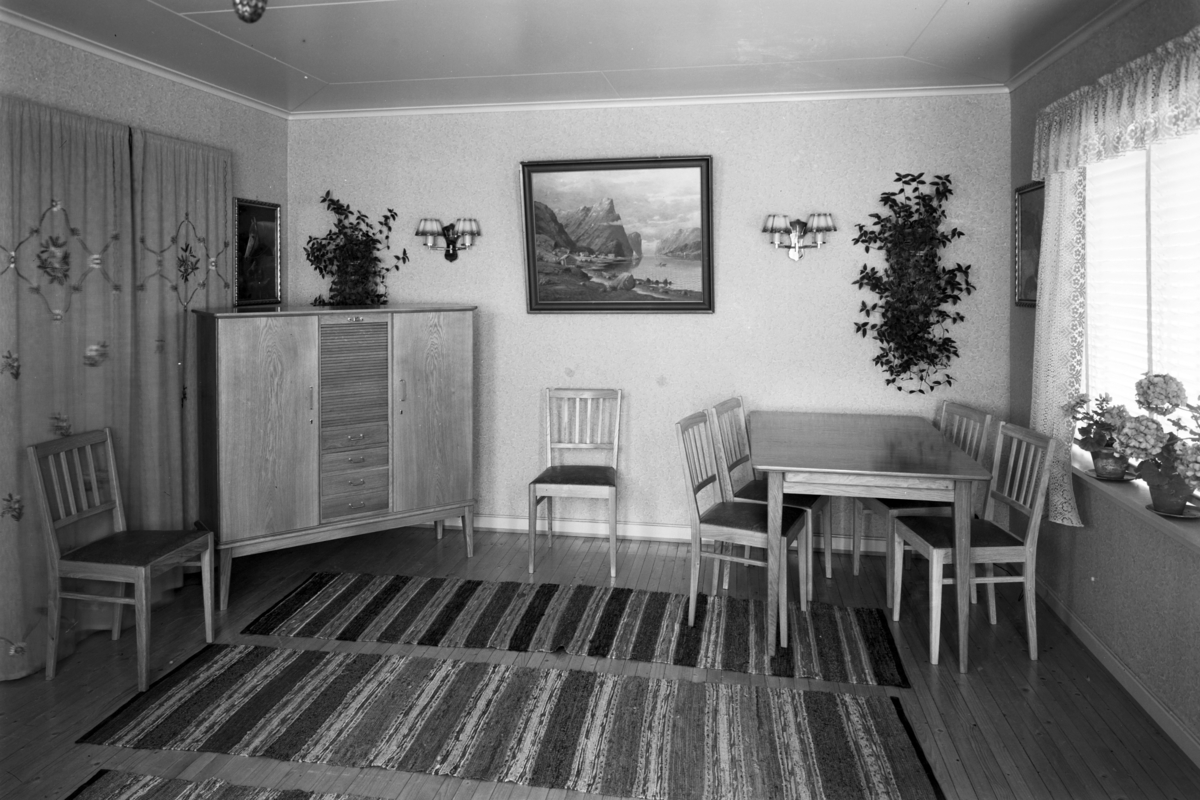 HELSETH MØBELFABRIKK BRUMUNDDAL INTERIØR SPISESTUE, MØBLEMENT. FOTO 1951. 