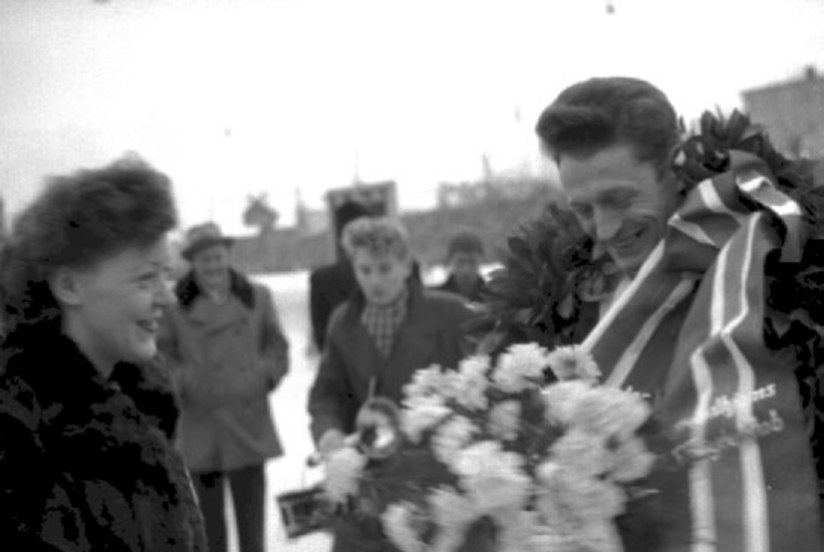 Hamar stadion, verdensmesterskap allround på skøyter 1952, VM 1952, verdensmester Hjalmar Hjallis Andersen med laurbærkransen, (antatt hans kone Gerd Andersen)