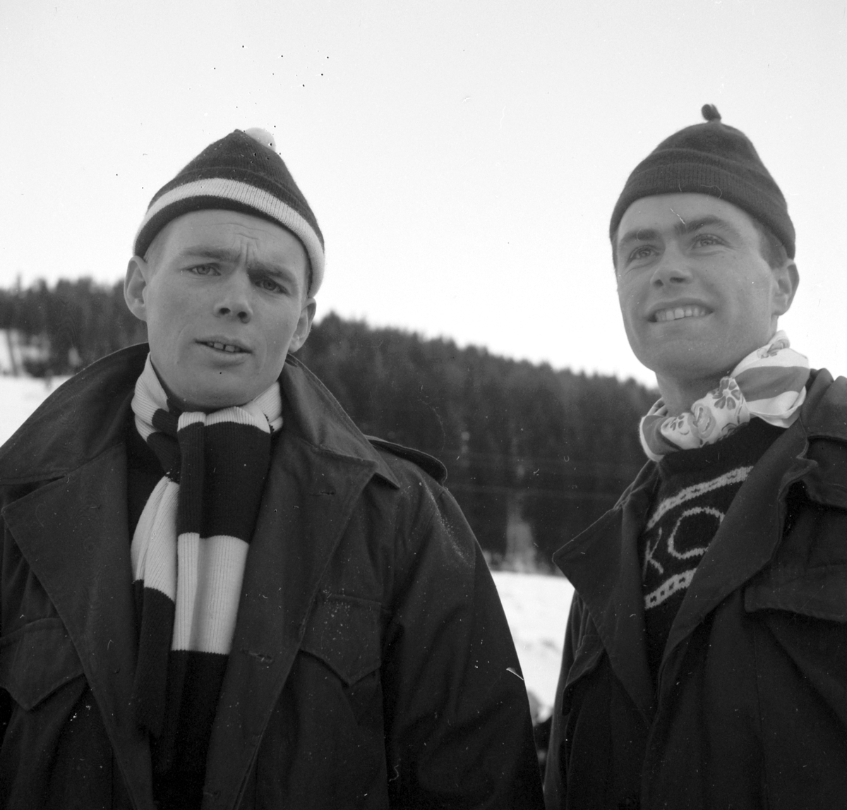 Oplandske skistevne i Frambakken, Brumunddal 17.01.1953. Hopprenn,  T.v. vinner av damenes pokal, kombinert,, Gunder Gundersen, Frisk Asker, t.h. ukjent.