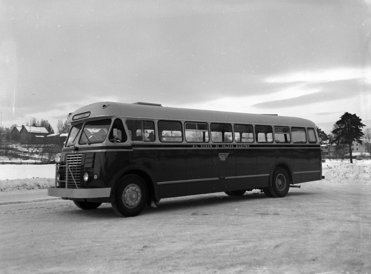 Hamar og Omland Bilrute. HOB. Buss reg. nr. D-20929. Rutevogn. Daimler CVC6. Karosseriet på bussen ble bygd hos Fjeldhus Bruk i Oslo. Den hadde 41 sitteplasser.
Fotografert for Norsk Standardiseringsforbund.