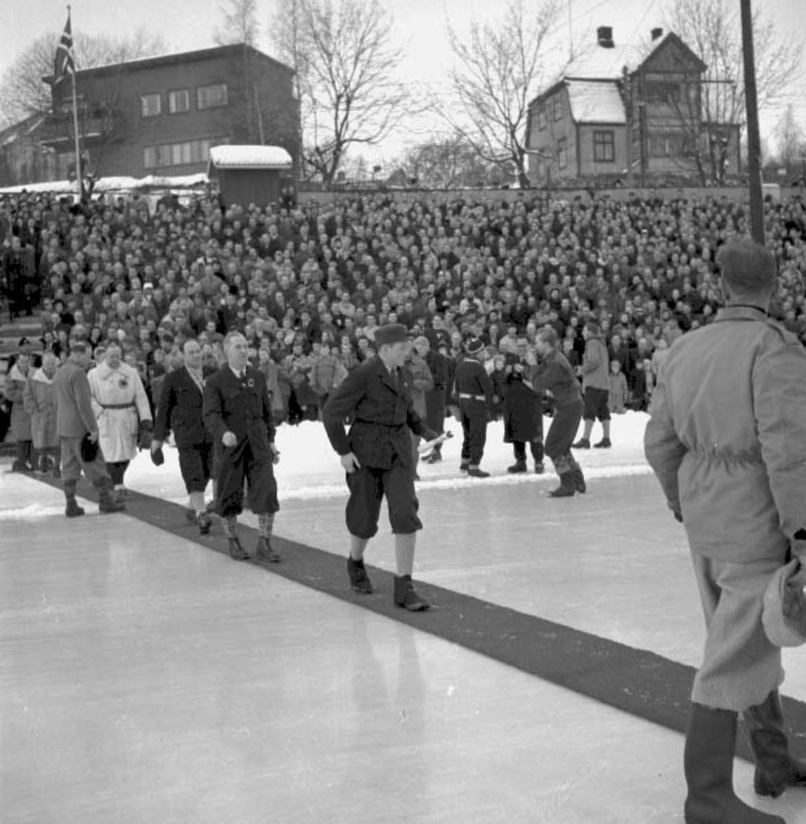 Hamar stadion, prins Harald ankommer til europamesterskapet på skøyter 1953, EM 1953, rød løper på skøyteisen