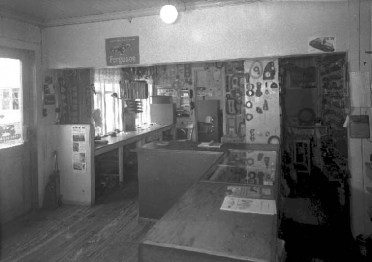 Hamar, Holsetgata 64 - Platous gate 5, (senere Seierstad pensjonat) Romstad Auto, Paul Romstad etablerte firma Romstad Auto A/S i 1950, etter å ha solgt sitt tidligere verksted Hamar Bilrep i Vangsvegen til Aksel J. Bruget i 1949 (Bruget Auto), Romstad bodde her og hadde agentur på traktorer og landbruksmaskiner og et serviceverksted, flyttet til Grønnegata 23 i 1953, interiør butikk, delelager,