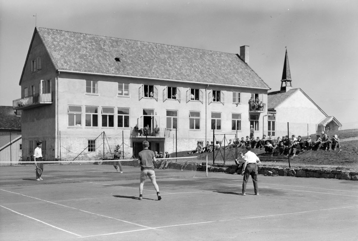 Eckbo-skolen på Grimerud gard i Ottestad, Stange. Kostskole. Gutter spiller tennis foran skolebygningen. 
Foto Normann 13. 05. 1954