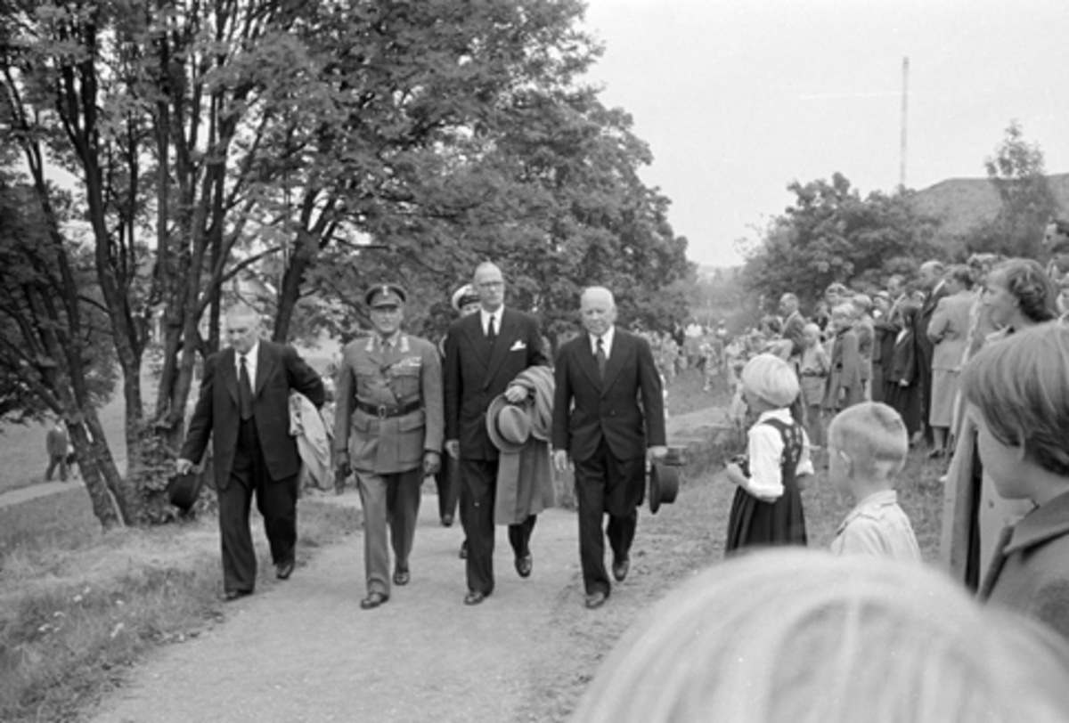 Hamar, Domkirkeodden, Hamardagen 21. august 1955, Hamar bispestols 800 års jubileum, rådmann Sigurd Pedersen, kronprins Olav, ordfører Erling Audensen og formann i styret for Hedmarksmuseet ingeniør Georg Jacob Stousland, festgudstjeneste i Hamardomen,