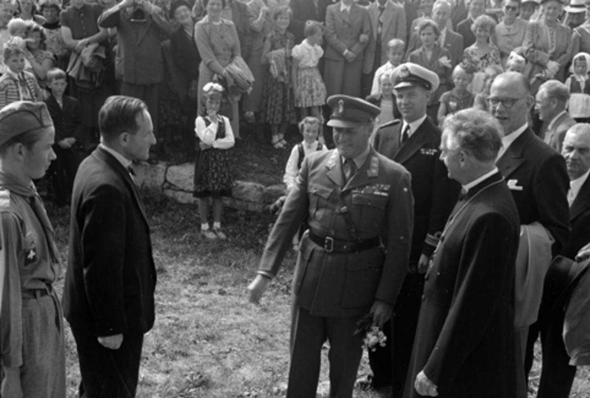 Hamar, Domkirkeodden, Hamardagen 1955, Hamar bispestol 800 år, festgudstjeneste, kronprins Olav, får omvisning i Hamarkaupangen av museumsbestyrer Toralv Bleken-Nilssen, adjutant Jan Ørner, biskop Kristian Schjelderup,
