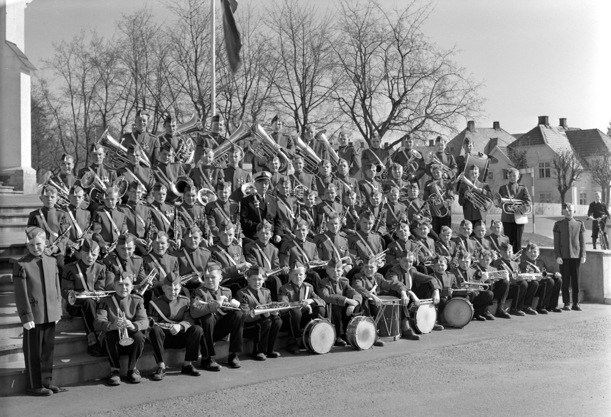 Postkort, Hamar Guttemusikkorps 1. mai 1956. 3 opptak, korpsmusikk, musikkorps foran Hamar domkirke