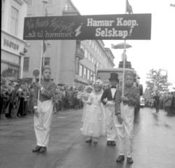 Hamardagen 1956, opptog, Strandgata, reklame Hamar Koop. Sel
