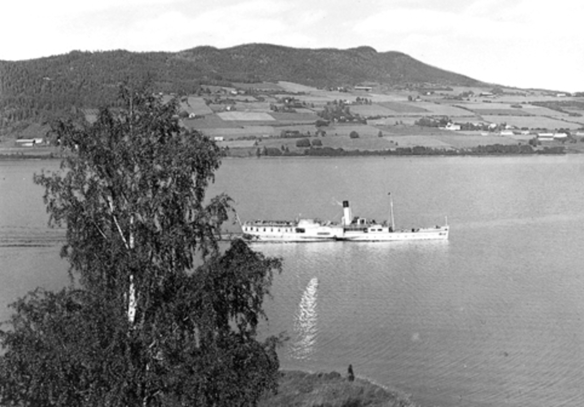 SKIBLADNER, NORGES ELDSTE HJULBÅT I DRIFT. BYGGET I 1856. PÅ MJØSA, NORGES STØRSTE INNSJØ. MED BRØTTUM, RINGSAKER I BAKGRUNNEN. POSTKORT. FOTO, NORMANN. 