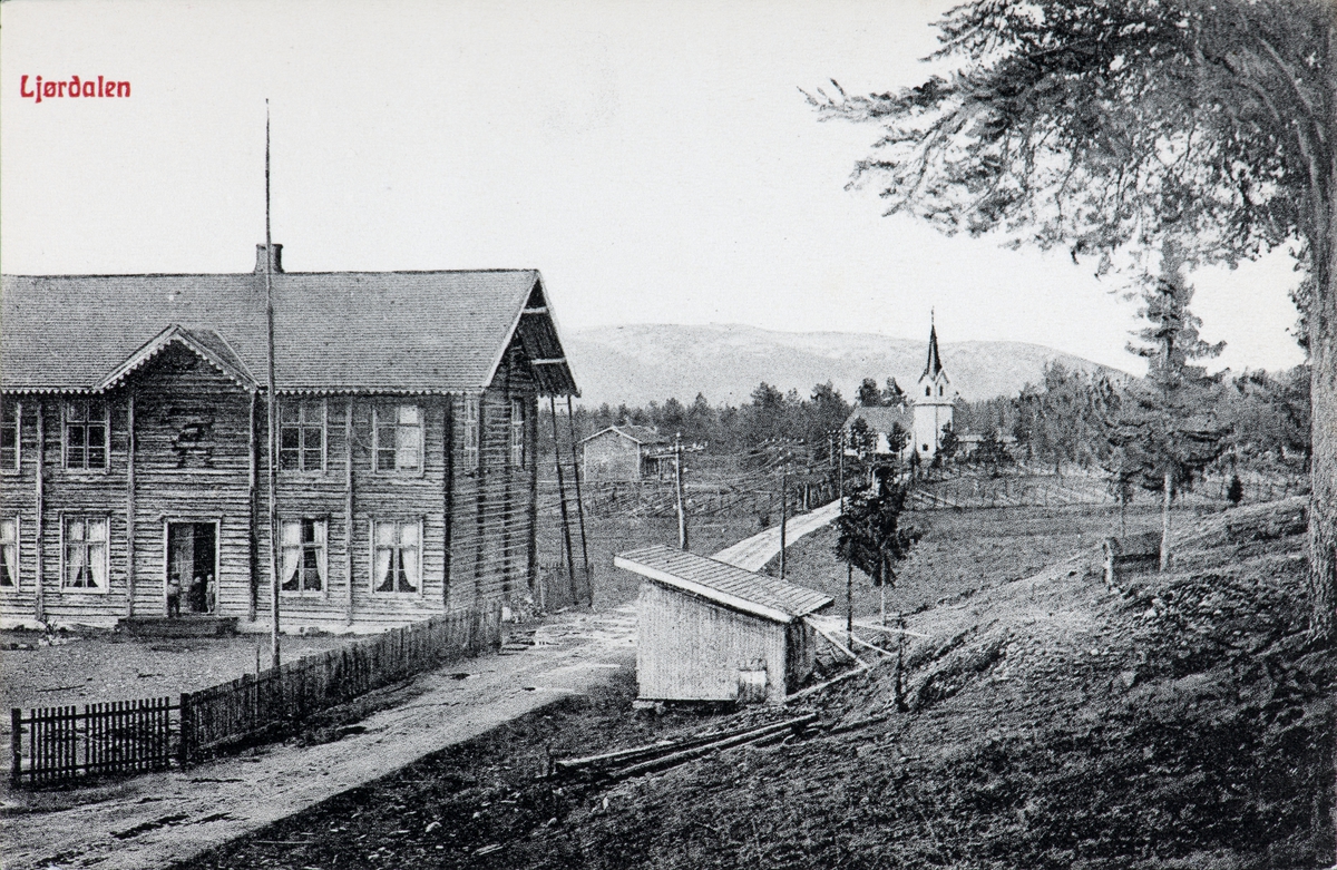 Ljørdalen, kirke, Trysil. Huset i forgrunnen er det gamle skolehuset, som nå er revet.  Den nye skolen litt lenger nord ble tatt i bruk 1954, men det gamle skolehuset stod i noen år etter det før det ble revet. 