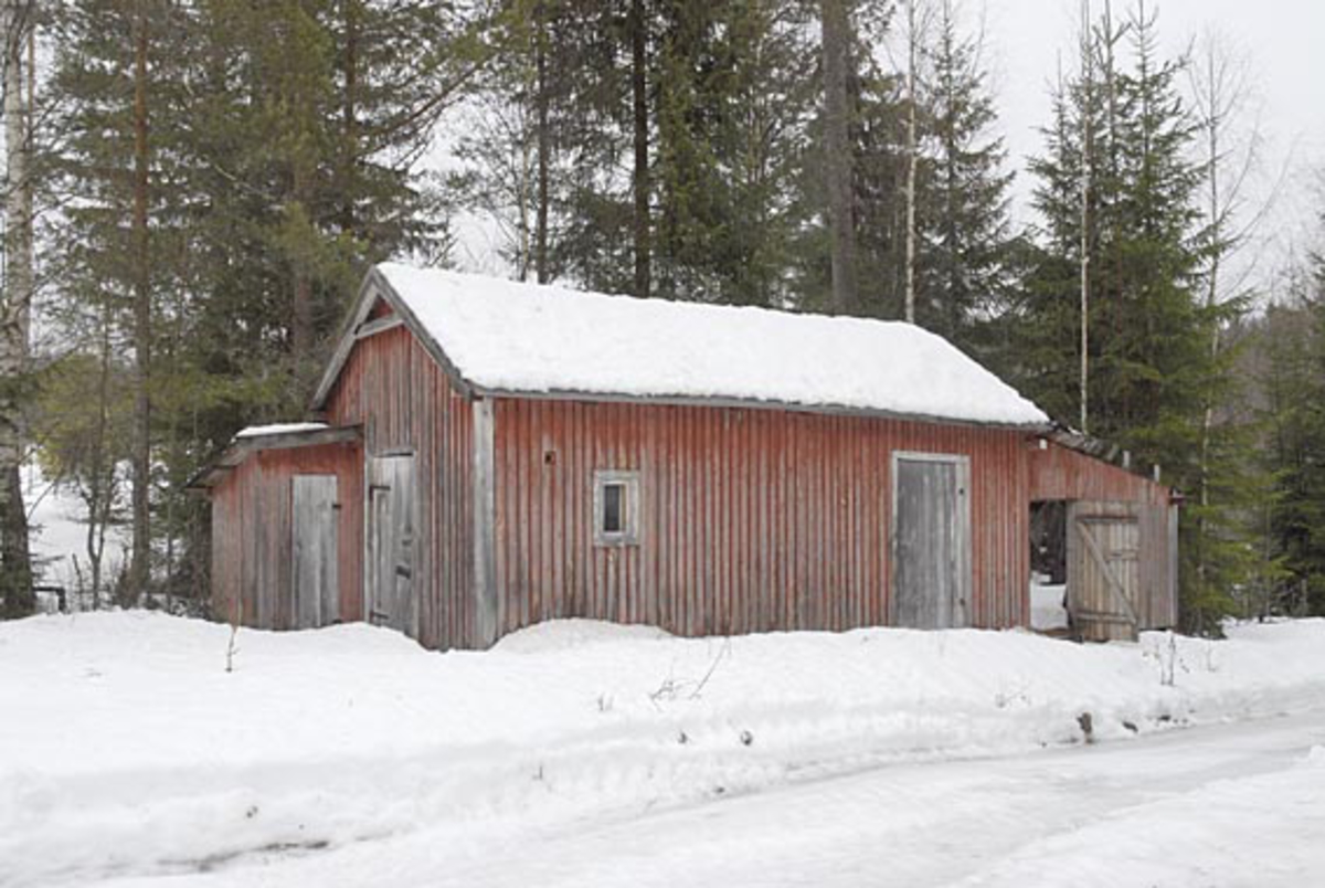 Uthusbygning med stall, utedo og vedskur på Kjeksbergvollen øst for Skybakkgrenda på Jømna i Elverum.  Huset er oppført i rødmalt, bordkleddo bindingsverk.  Det har saltak, men doen og vedskuret som er tilbygd på hver sin gavlvegg, har pulttak.  lSkogs- og anleggsarbeider Johnny Brenden viste OT Ljøstad og Bjørn Bækkelund fra Skogmuseet stedet i forbindelse med en befaring i området 20. februar 2008. Bygningen ligger på en teig som tilhører Ole Peder Lømo.  Skogeier har planer om å restaurere koia/sæterhuset (jfr. DJF-F. 000335-000337), men det er uklart om disse planene også omfatter det avbildete uthuset. 