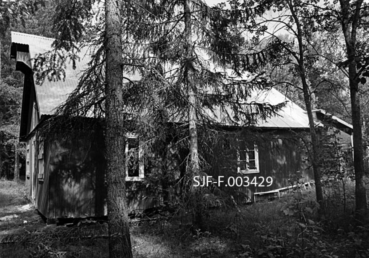 Klengstua i Målselv i Troms, fotografert i 1980.  Klengrommet var laftet, men det ytre bygningsskallet (som vi ser på dette fotografiet) later til å være utført i bordkledd bindingsverk.   Huset har en etasje, men et forholdsvis høyt, spissgavlet røste, som gav muligheter for et konglelager på loftet.  Bildet er tatt mot en langvegg med to vinduer.  Vi ser også litt av en gavlvegg med ei dør (på midten) og to vinduer i første etasje.  Også i røstet er det ei dør.  Over denne døra, som en forlengelse av mønepartiet, er det et lite utbygg, som antakelig skjermet ei talje som ble brukt ved oppheising av konglesekker til den nevnte døra i røstet, som var inntaksport til kongleloftet.  Ved den andre gavlen, til høyre på dette bildet, var det reist et tilbygg med pulttak som skrådde ut fra gavlveggen.  Det vokste skog tett inntil bygningen på den sida dette fotografiet er tatt fra. 