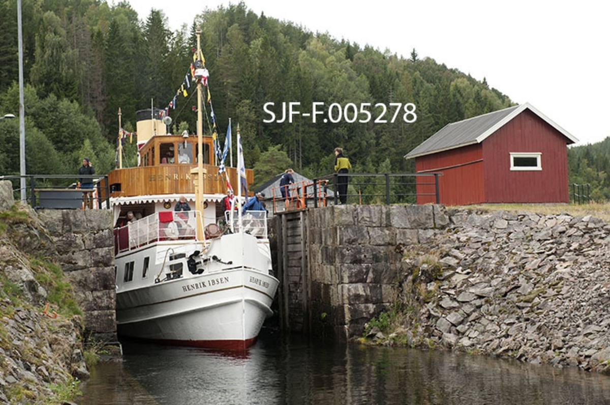 Turistbåten «Henrik Ibsen» seiler ut av Kjeldal sluse i Bandak-Norsjø-kanalen.  Sluseanlegget ligger i Nome kommune.  Her er det ett slusekammer, som utlikner en høydeforskjell på tre meter mellom ovenforliggende og nedenforliggende del av vassdraget.  Turistbåten Henrik Ibsen går i rute mellom Skien by og Dalen i Tokke, innerst ved Bandakvatnet.  Dette er det største, raskeste og mest luksuriøse skipet i Skiensvassdraget.  Fartøyet er opprinnelig bygd som dampskip ved Eriksbergs Mekaniska Verkstad i Gøteborg i 1907 for Styrsö-bolaget.  Derfor fikk båten først navnet DS «Styrsö».  Under dette navnet gikk fartøyet i mange år som rutebåt i Gøteborg-skjærgården.  Etter en periode som charterbåt på den svenske vestkysten ble Styrsö oppkjøpt av Skien Dalen Skipsselskap AS og satt trafikk i Skiensvassdraget i forbindelse med Bandak-Norsjø-kanalens 100-årsjubileum i 1992.  Her fikk båten navnet «MS Henrik Ibsen», etter den berømte forfatteren med tilknytning til Skien og en hurtiggående dampbåt som gikk i vassdraget tidig på 1900-tallet.  I perioden 2009-2011 ble skipet restaurert med sikte på at det igjen skulle framstå som det hadde gjort da det var nytt.  Etter dette har fartøyet vært driftet av Norwegian Hospitality Group AS, som eier Telemarkskanalen Skipsselskap AS.  Selskapet disponerer også det tradisjonsrike drakestilhotellet på Dalen, som er endestasjon for båtruta.  Sesongen for kanalbåtene starter vanligvis i midten av mai og varte til andre halvdel av september. Seilasen mellom Skien og Dalen med turistbåten Henrik Ibsen tar cirka ni timer. MS Henrik Ibsen har aller rettigheter og det er restaurant ombord med daglig servering av frokost og lunsjretter.  Båten går opp den ene dagen og ned igjen den neste.  Turistbåten MS Victoria går ned til Skien den dagen Henrik Ibsen setter kurs for Dalen, og går ned igjen den dagen den andre båten er på veg opp. 