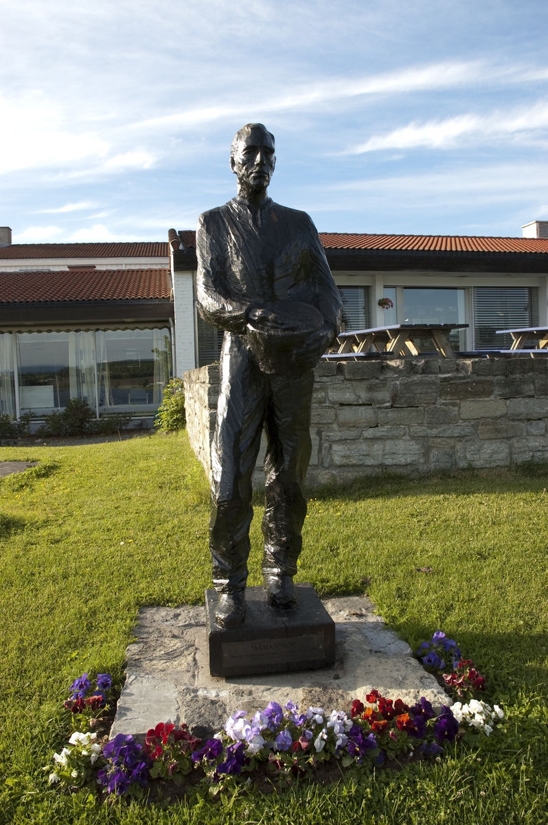 "Skulpturen ""Såmannen"" foran Nes kirke, Tingnes. Kunstner Svein Tore Kleppan. "