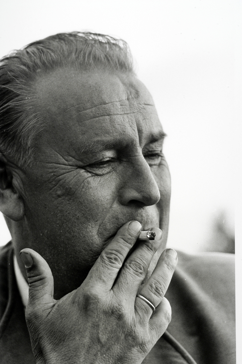 Ringsaker, Rudshøgda, Prøysenstua ved Præstvægen, portrett av forfatter Alf Prøysen, fotografert av Johan Brun, som sto på trykk i Dagbladet lørdag 2. september 1961,   