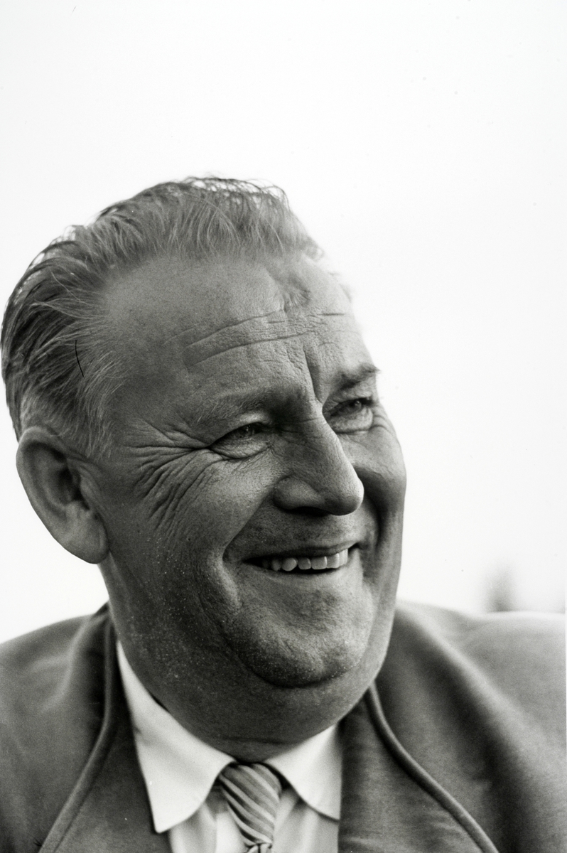 Ringsaker, Rudshøgda, Prøysenstua ved Præstvægen, portrett av forfatter Alf Prøysen, fotografert av Johan Brun, som sto på trykk i Dagbladet lørdag 2. september 1961,   
