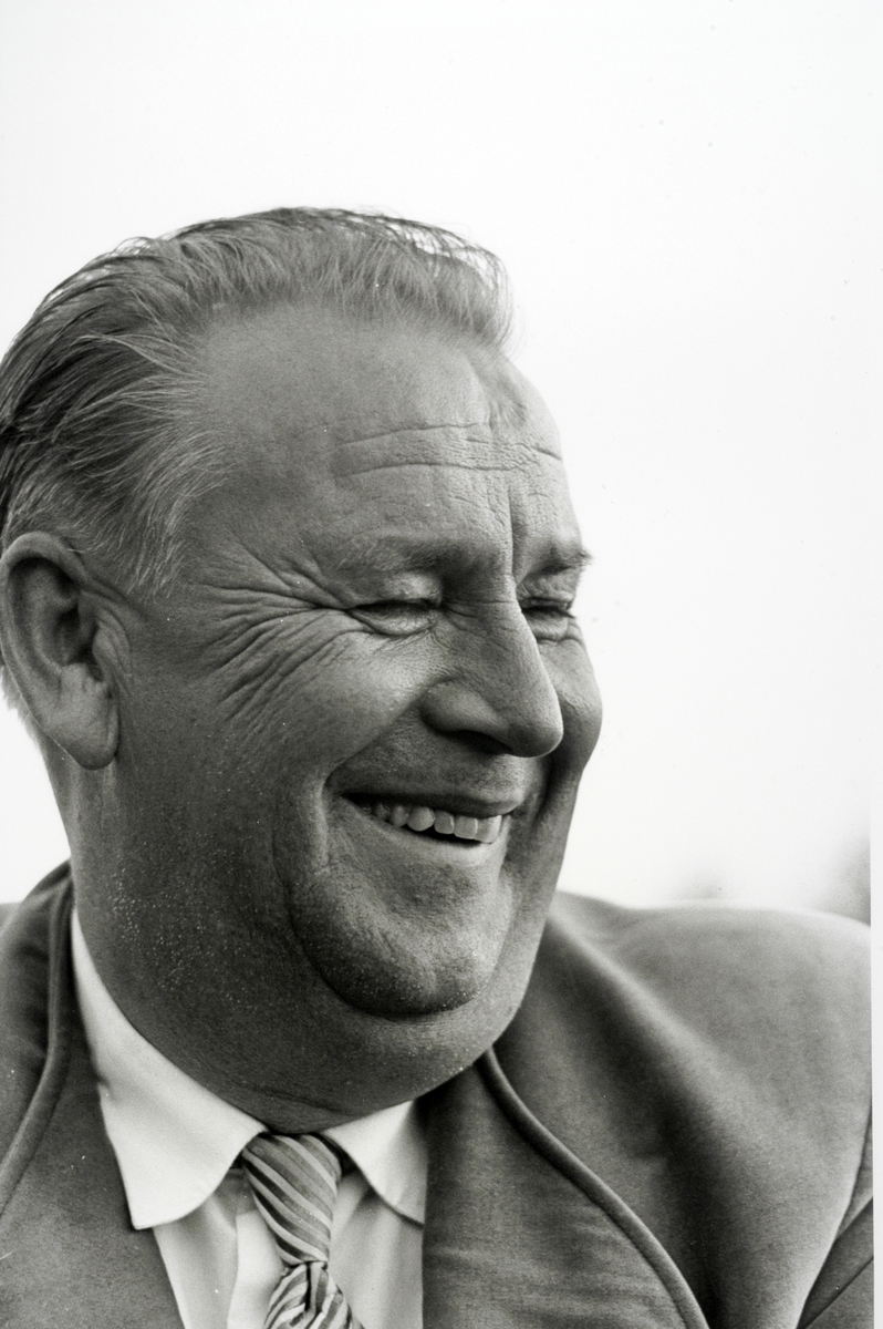 Ringsaker, Rudshøgda, Prøysenstua ved Præstvægen, portrett av forfatter Alf Prøysen, fotografert av Johan Brun, som sto på trykk i Dagbladet lørdag 2. september 1961,   
