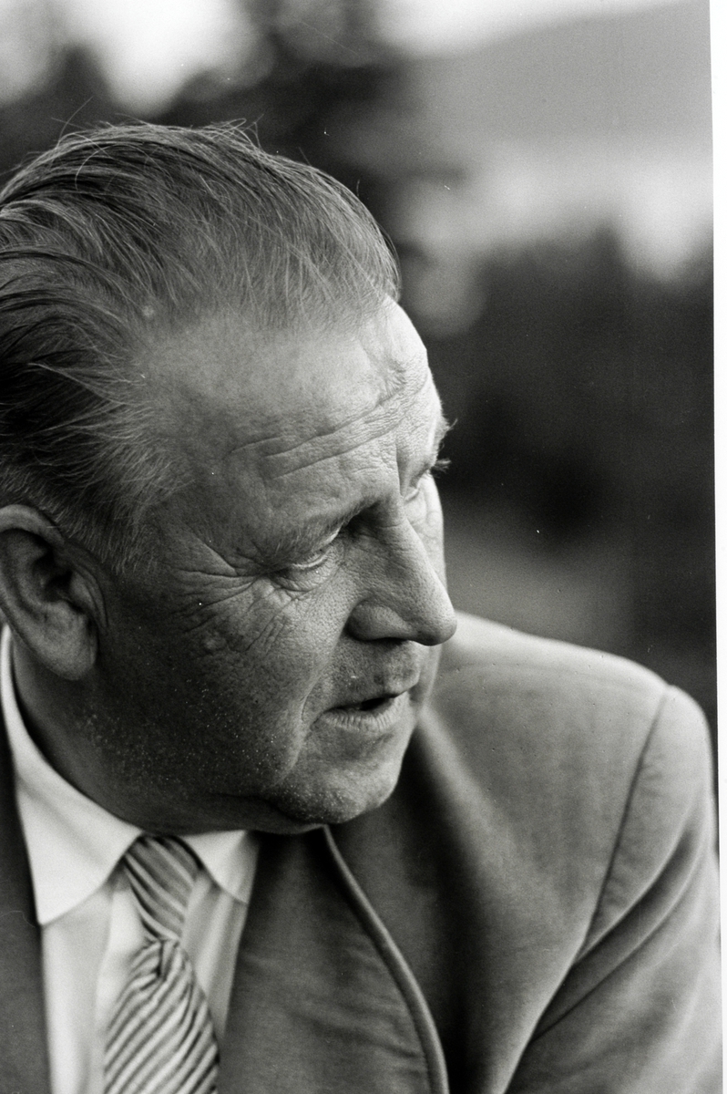 Ringsaker, Rudshøgda, Prøysenstua ved Præstvægen, portrett av forfatter Alf Prøysen, fotografert av Johan Brun, som sto på trykk i Dagbladet lørdag 2. september 1961,   
