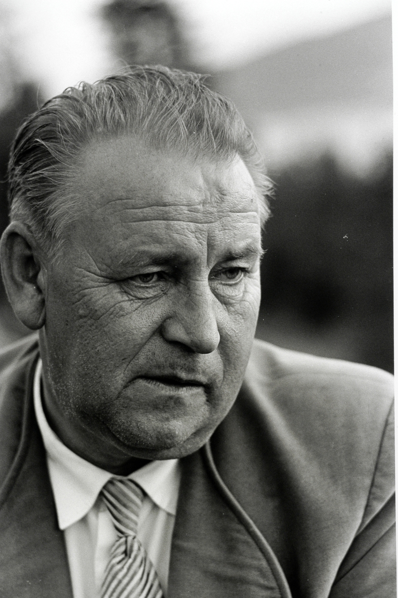 Ringsaker, Rudshøgda, Prøysenstua ved Præstvægen, portrett av forfatter Alf Prøysen, fotografert av Johan Brun, som sto på trykk i Dagbladet lørdag 2. september 1961,   