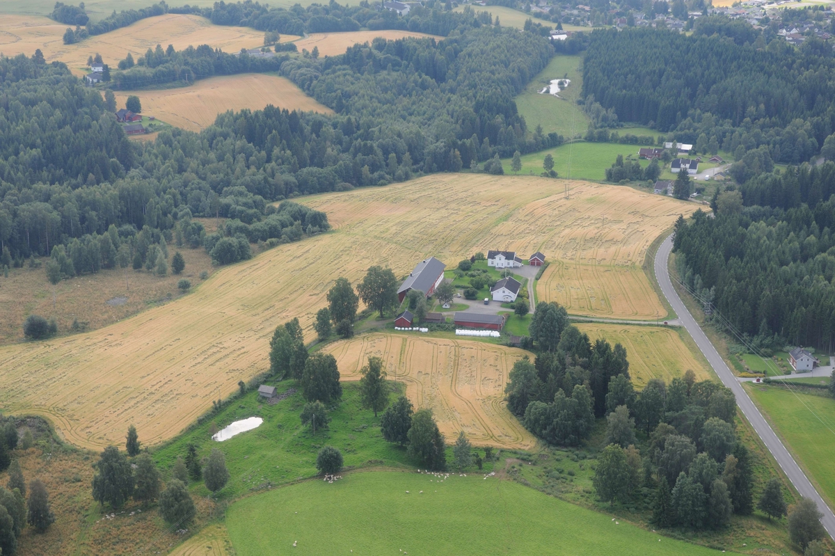 Flyfoto. 
Luftfoto utført i forbindelse med Vangsboka. Gårder i Vang, samt noe Hamar by fra lufta. 