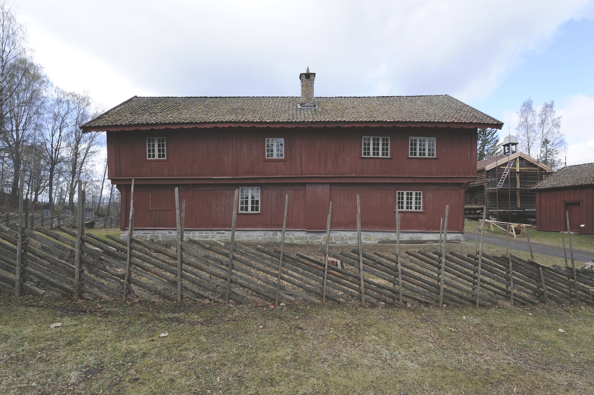 Bygning i to etasjer med loft og svalgang. Den har utvendig panel malt med rød komposisjonsmaling. Utkragende overetasje. Saltak med teglstein. Bygningen har kjeller med hvelv under den nordre delen, oppført av stein fra den opprinnelige kjelleren. Inngangen er i svalgangen. her er det en tofløyet fyllingsdør i barokk stil. 
Trapp mellom første og annen etasje er i svalgangen. Det er også trapp fra stue ned til kjeller. I første etasje er det stue, kjøkken og kammers. I andre etasje er det en midtgang med inngang fra svalgangen og dører fra denne til en stor sal over stua og til to soverom. Fra midtgangen er det trapp til loft. Innenfor salen, på østsiden, er det et kott, adskilt fra denne med en panelt lettvegg. Stue og sal har malte ornamenter på tømmerveggene og i takene. De øvrige rommene har malte paneler. Kjøkkenet har en stor murt peis med bakerovn. De øvrige rommene har jernovner. Bygningen har 23 vinduer inklusive et mindre vindu i hver ende av loftet. Fem av vinduene er i svalen. Det er også et vindusfelt over hovedinngangen. På østveggen nede mot syd er det et vindu som er panelt igjen. 