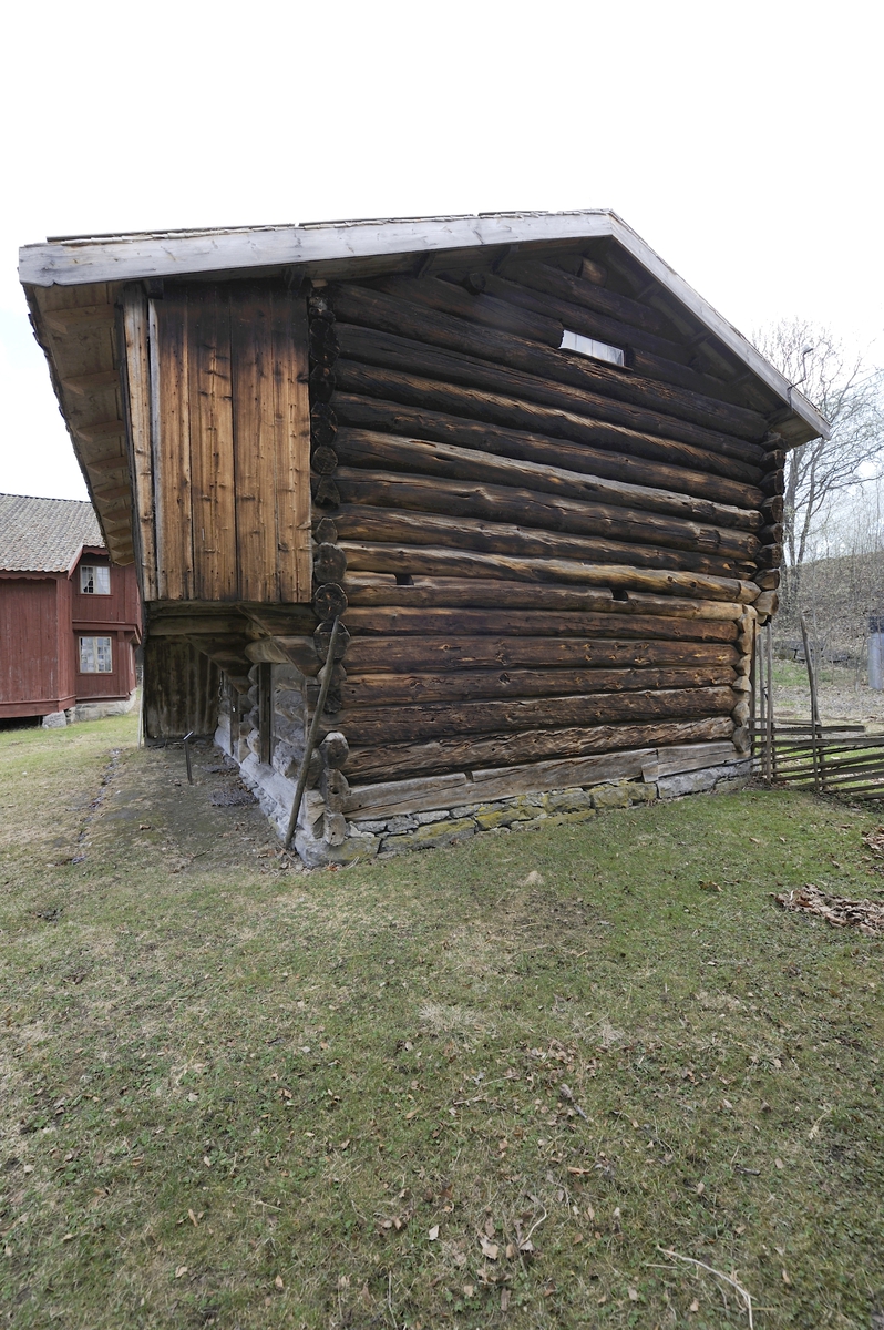 Laftet tømmerbygning med svalgang i andre etasje. Utvendig trapp opp til svalgangen. Husets andre etasje og svalgangen er panelt. På sydsiden er også tømmerveggen nede panelt. Taket er et saltak tekket med torv. Bygningen har fire vinduer i andre etasje. Svalgangen har buede lysåpninger i de tre veggene. Det er to lagerrom i første etasje med separate innganger. I andre etasje er det et stort gjesterom og et kleskammer, begge med separat inngang fra svalgangen. Bygningen har fire labankdører, to nede og to oppe. Både gjesterommet og kleskammeret er panelt innvendig, kleskammeret bare på to vegger. Gjesterommet har himling dekorert med fyllingsornamenter og speilmonogrammer. Veggene er ubehandlet både utvendig og innvendig. Bygningen har i alt fem vinduer, et lite nede i det østre lagerrommet og fire oppe, tre i gjesterommet og et i kleskammeret. På gavlveggen mot vest finnes også en avlang loftsglugge med glass. 