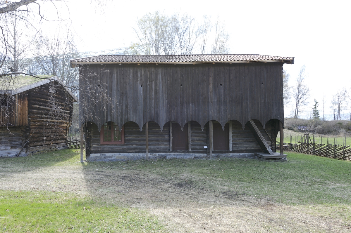 Bygning i to etasjer. Tømmervegger med panelt svalgang i andre etasje. Saltak med teglstein. Opprinnelig akershusisk stueplan med inngang som førte rett inn i stuerommet. To dører førte fra stua inn til hver sin kove. Senere er kovene slått sammen til et stort rom med en bred inngang fra stua. Koven fikk også egen inngang. Koven har spor etter en dør i sydveggen som har ført inn til en lillestue som senere er revet. I andre etasje er det sal og kleskammer, hvert rom med egen inngang fra svalen. Alle rom, både oppe og nede er upanelt. Alt i alt har bygningen fire inngangsdører, to nede og to fra svalgangen oppe. I stua nede er det peis og jernovn i koven. Oppe er det jernovn på salen. Bygningen har 11 vinduer. 